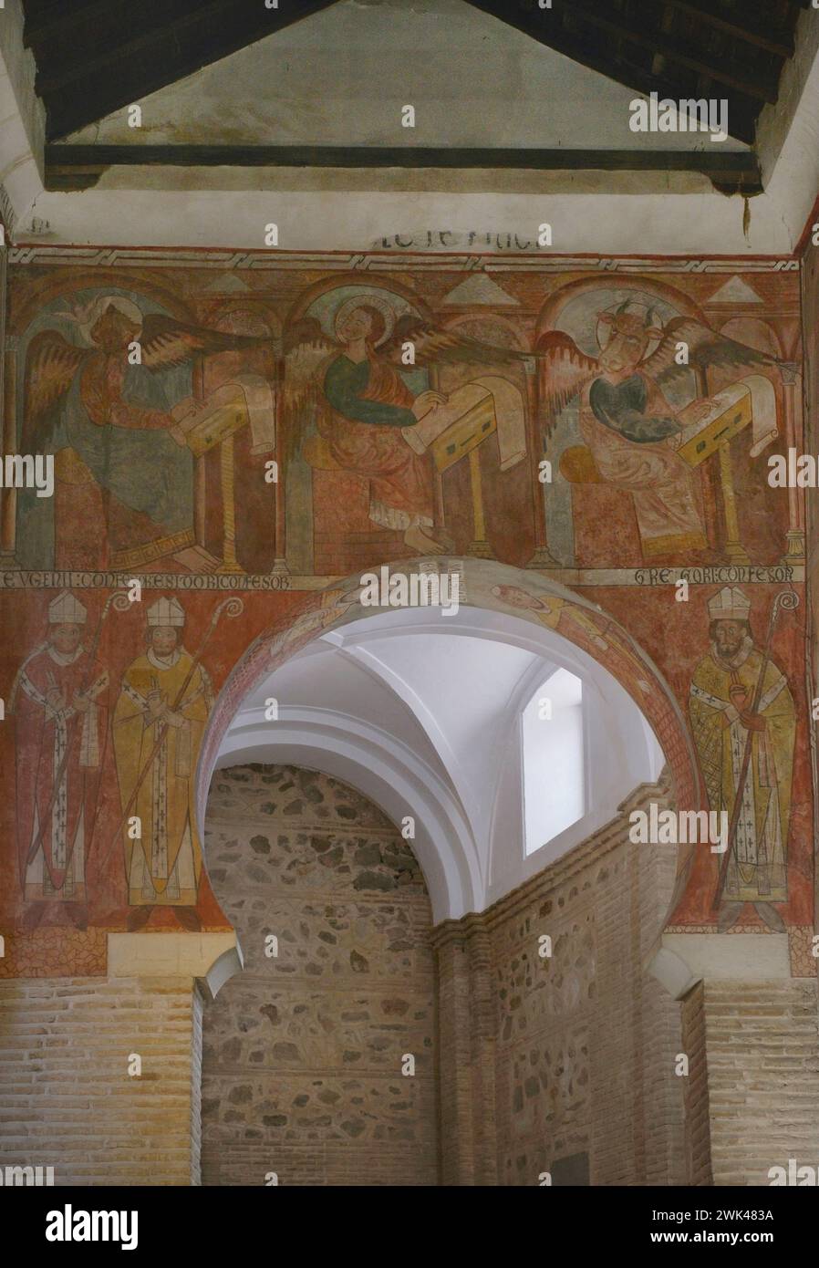 Espagne, Tolède. Église de San Román. Construit dans le style mudéjar au 13ème siècle. Peintures sur le front oriental de la nef de l'épître. Dans la partie supérieure : Saint Matthieu, Saint Marc et Saint Luc, trois des évangélistes. Ils sont représentés ailés et avec leurs visages changés par leur symbole zoomorphe, alors qu'ils écrivent les Évangiles. Dans la partie inférieure, trois confesseurs de l'Église catholique : Saint Eugène, Saint Isidore et Saint Grégoire. Banque D'Images