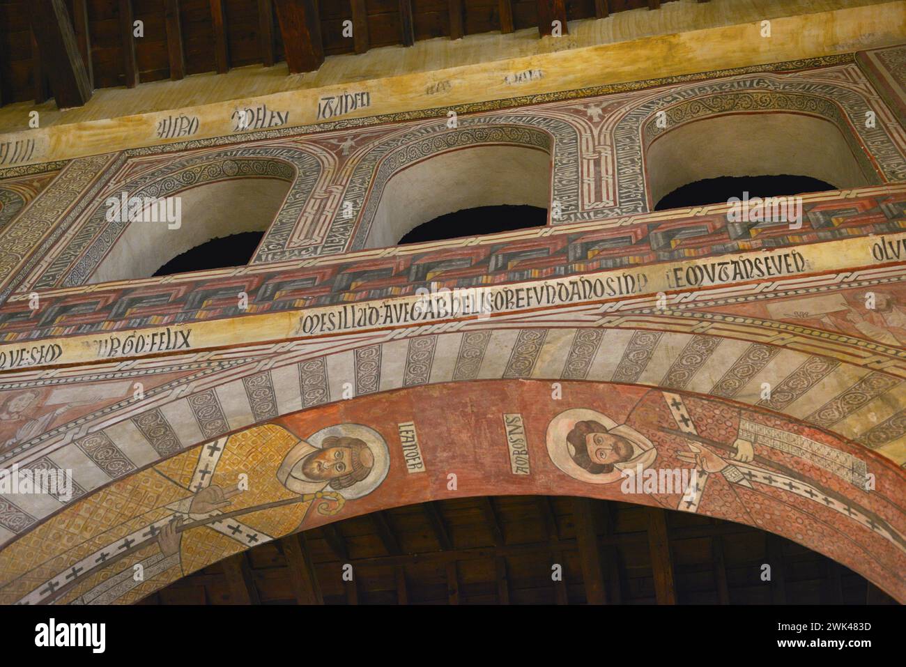 Espagne, Tolède. Église de San Román. Construit dans le style mudéjar au 13ème siècle. Peintures de l'arcade séparant la nef centrale du sud, représentant les évêques Saint Léandre et Saint Ambroise. Banque D'Images