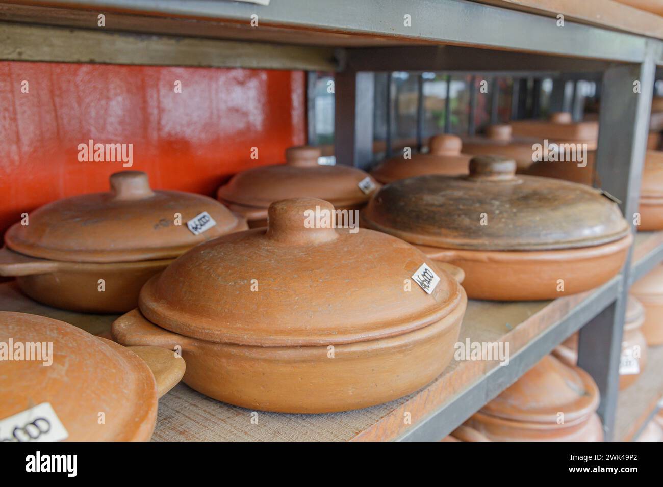 Navires en argile à vendre dans un magasin à Tucumán en Argentine. Banque D'Images