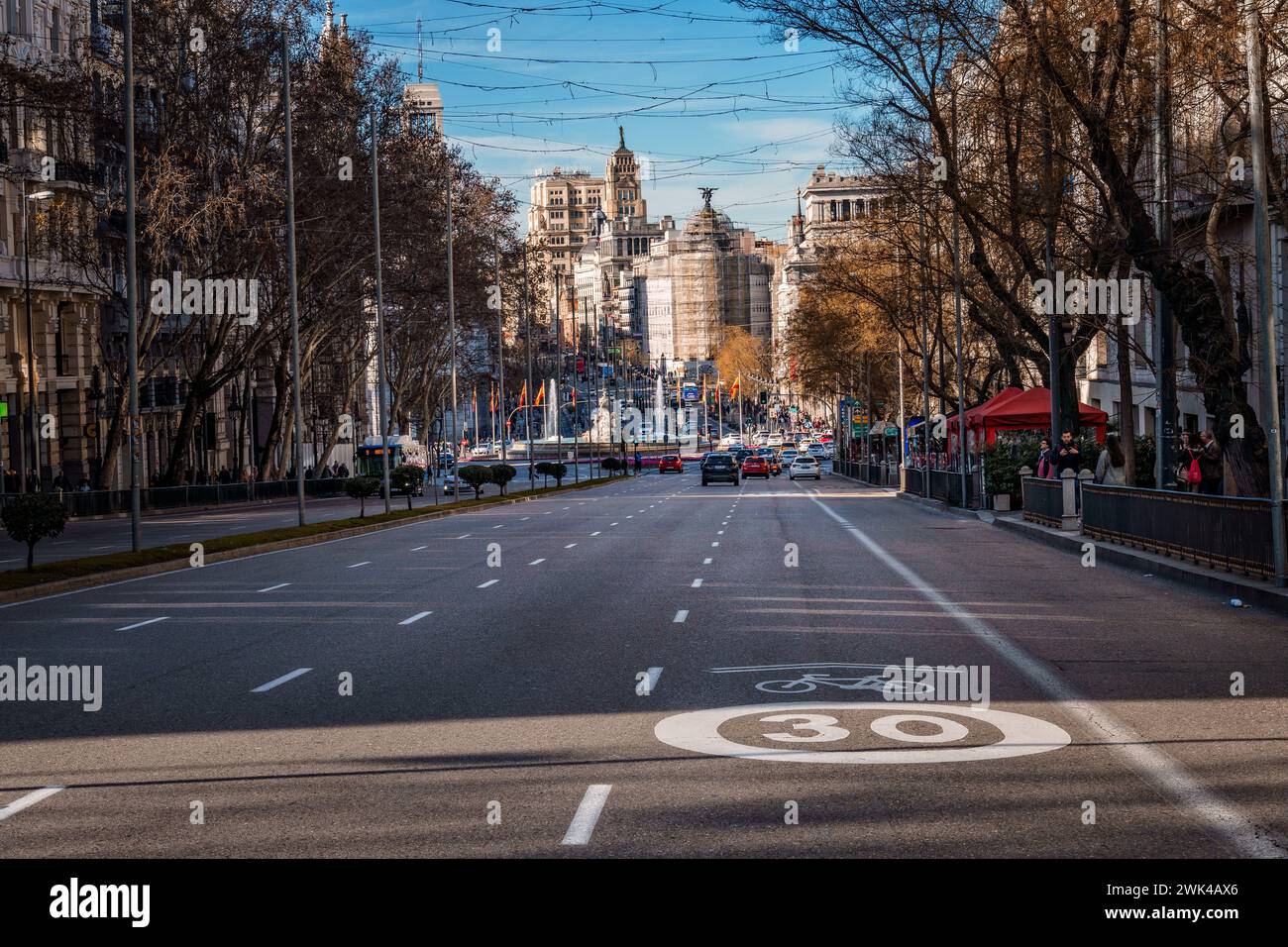 Madrid, Espagne - 28 janvier 2024 : perspective de la rue Alcala, de la place Cibeles et de la Gran via depuis la Plaza de la Independencia. Photo de Teleles. Ville emblématique Banque D'Images