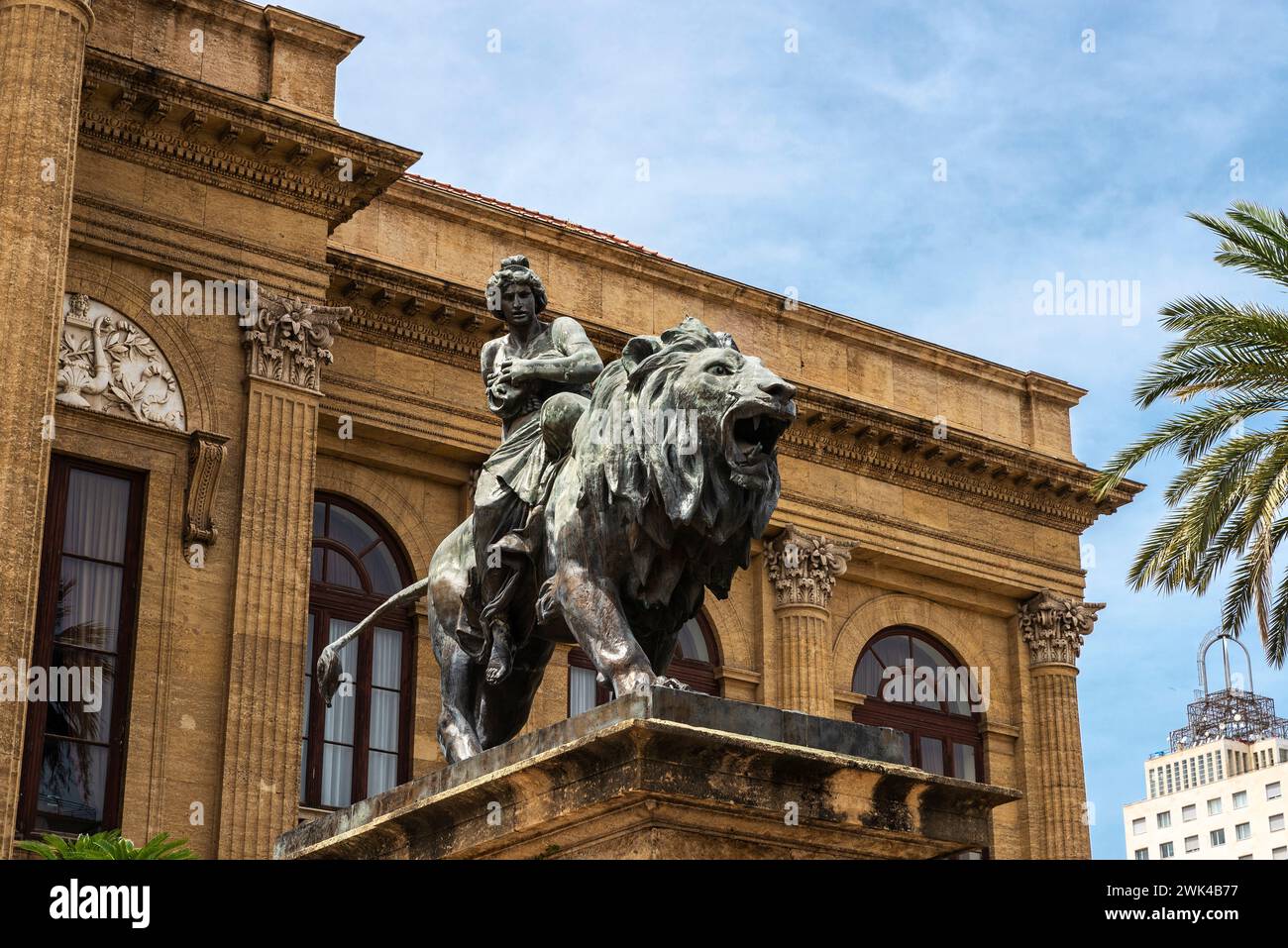 Statue du Teatro Massimo Vittorio Emanuele dans le centre de Palerme, Sicile, Italie Banque D'Images