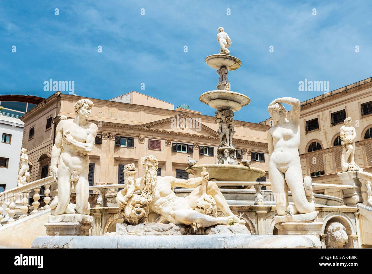 La Fontaine prétorienne ou Fontana Pretoria, est une fontaine monumentale qui représente les douze Olympiens dans la vieille ville de Palerme, Sicile, Italie Banque D'Images