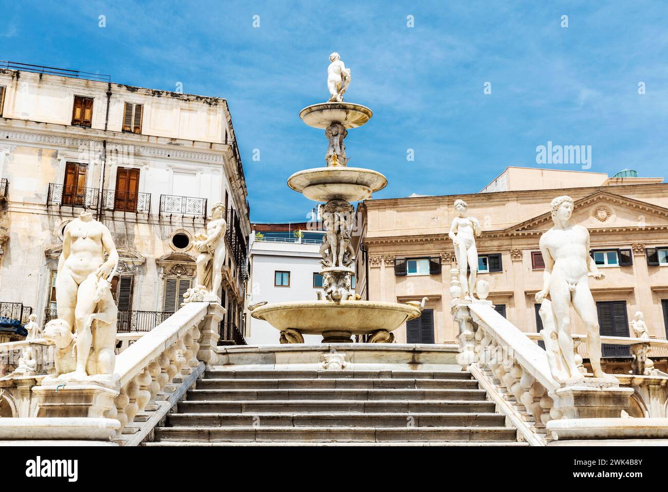La Fontaine prétorienne ou Fontana Pretoria, est une fontaine monumentale qui représente les douze Olympiens dans la vieille ville de Palerme, Sicile, Italie Banque D'Images