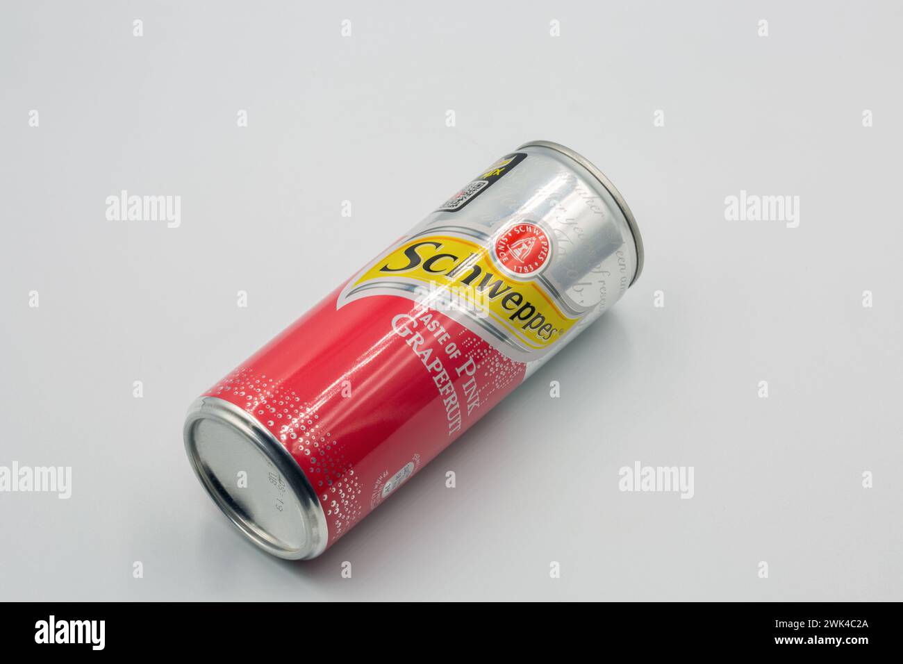 Kyiv, Ukraine - 15 décembre 2022 : séance en studio de Schweppes Pink Grapefruit Original peut se fermer sur fond blanc. Schweppes est un bever suisse Banque D'Images