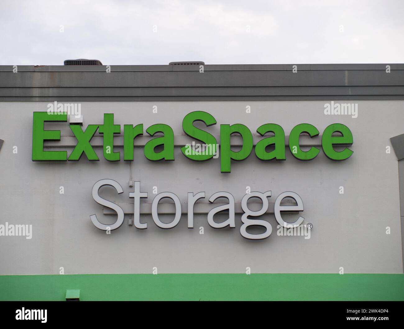 Miami, Floride, États-Unis - 12 décembre 2023 : logo de la société Extra Space Storage. Services publics de self-stockage. Banque D'Images