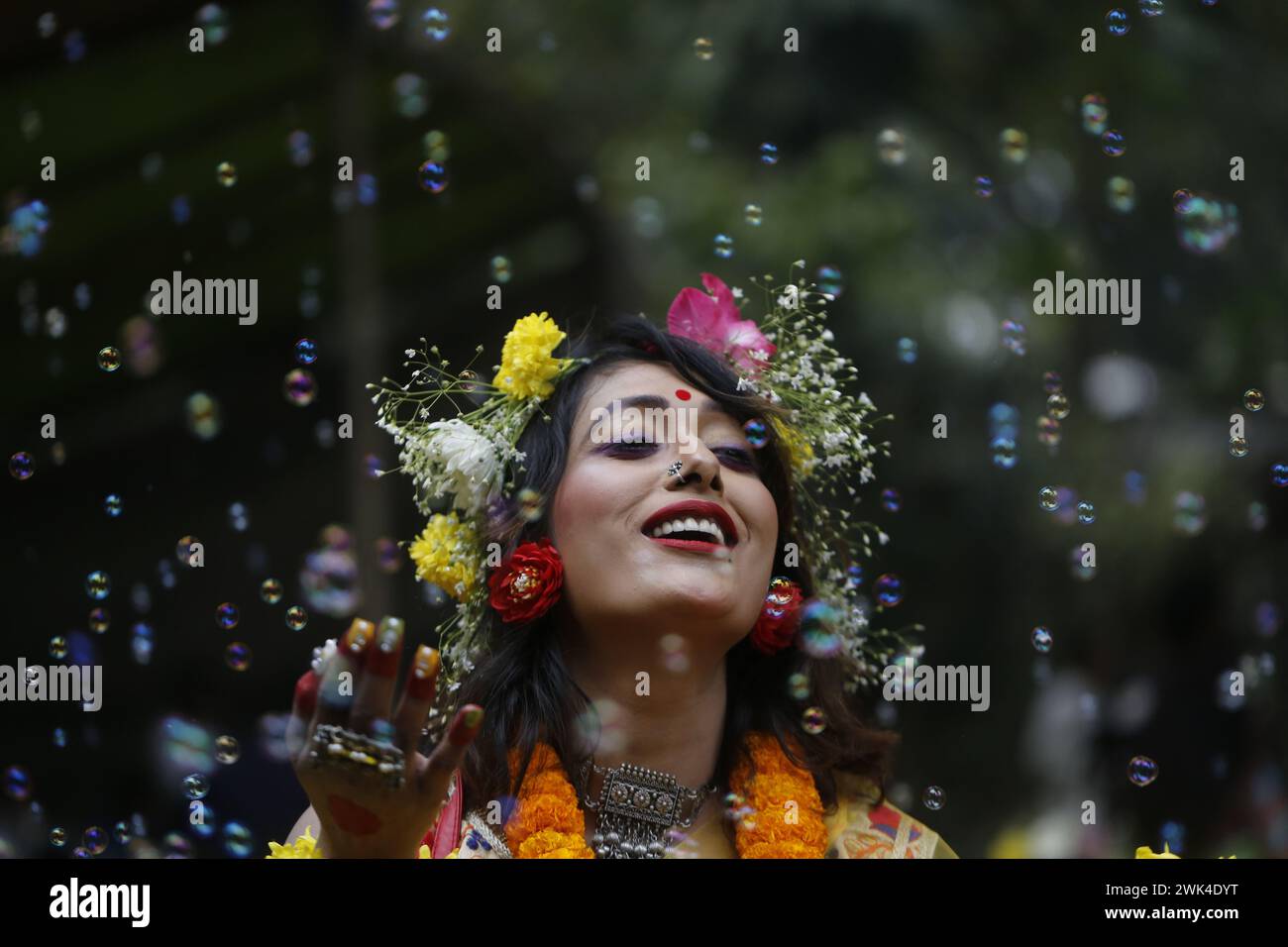 Une femme joue avec Bubble pendant le Festival du printemps à Dhaka, au Bangladesh, le 14 février 2024. Banque D'Images