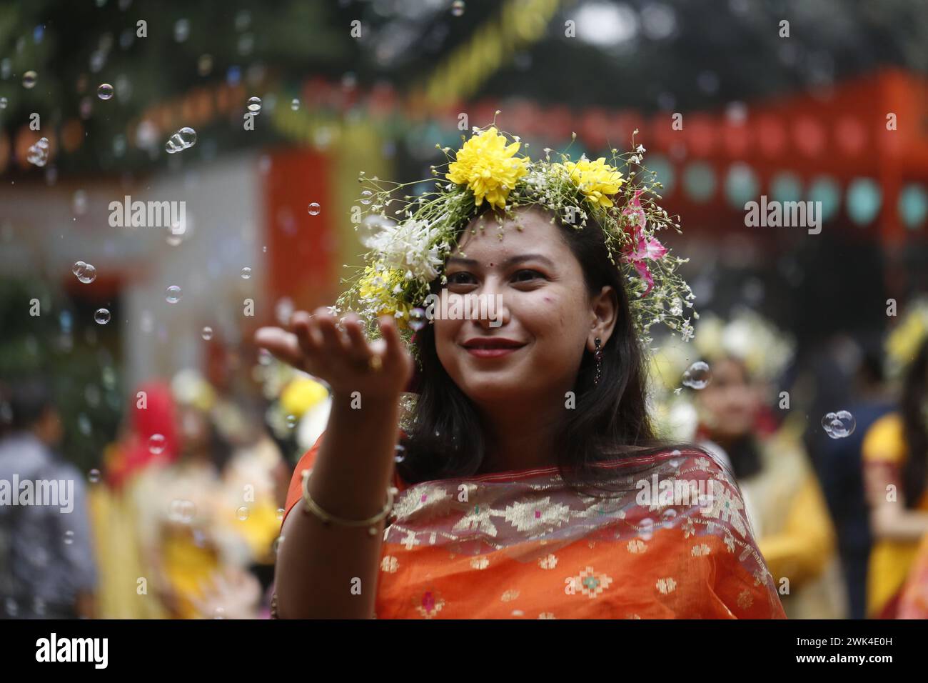 Une femme joue avec Bubble pendant le Festival du printemps à Dhaka, au Bangladesh, le 14 février 2024. Banque D'Images