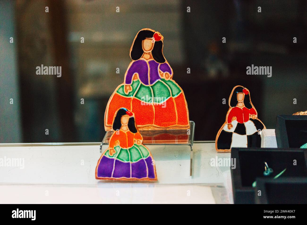 Madrid, Espagne. 7 mai 2023 Las Meninas par Velazquez en robes bouffantes. Trois poupées décoratives multicolores. Décoration en verre. Souvenir traditionnel espagnol Banque D'Images