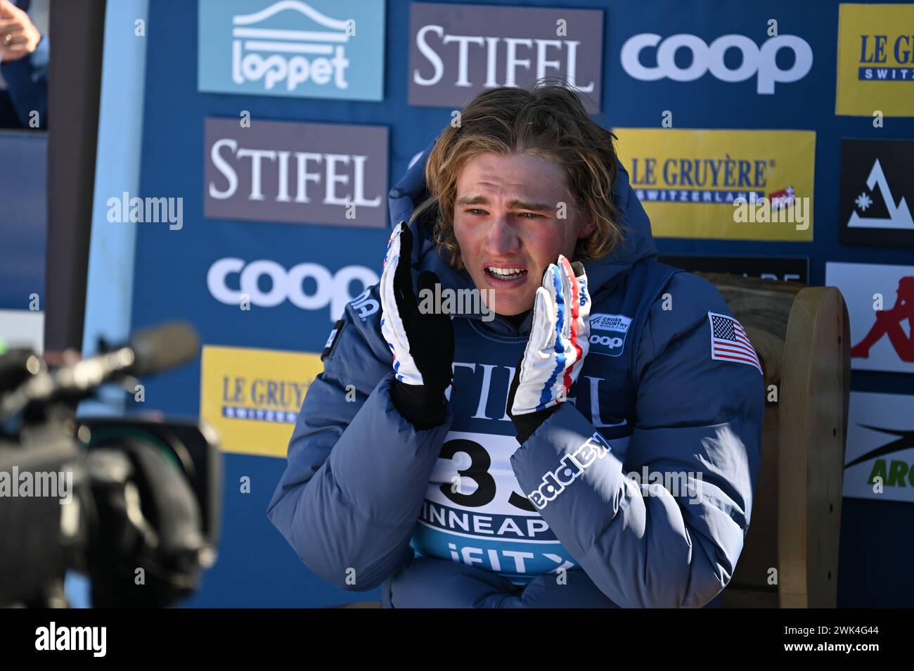 Minneapolis, Minnesota, États-Unis, 18 février 2024 : L'américain Gus Schumacher réagit en apprenant qu'il a gagné le 10 km libre masculin au Theodore Wirth Regional Park à Minneapolis, Minnesota, États-Unis. Il est devenu le premier américain à remporter une coupe du monde de ski de fond en 41 ans. Crédit : John Lazenby/Alamy Live News Banque D'Images