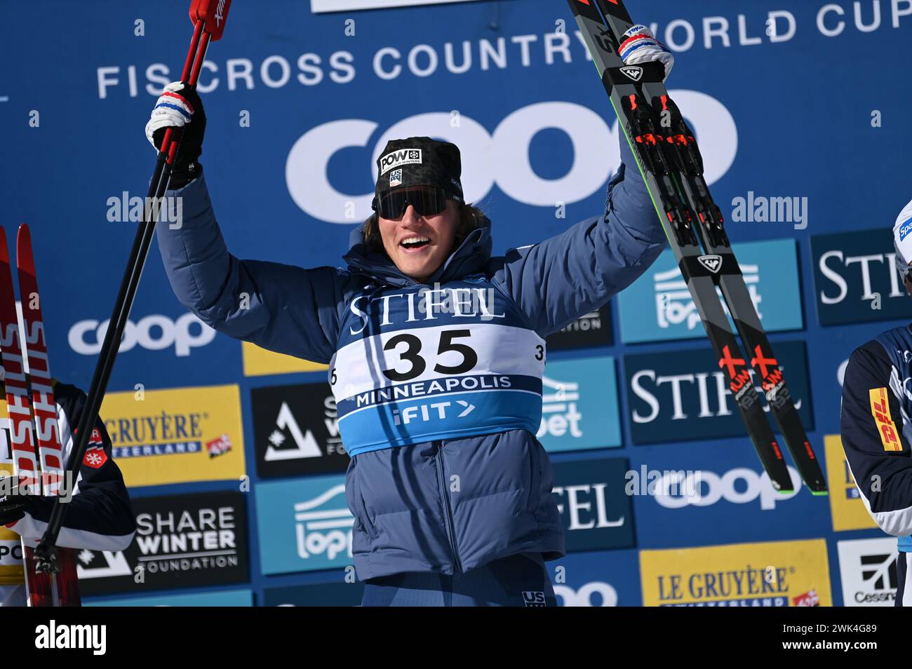 Minneapolis, Minnesota, États-Unis, 18 février 2024 : L'américain Gus Schumacher réagit après avoir piloté le 10 km libre masculin au Theodore Wirth Regional Park à Minneapolis, Minnesota, États-Unis. Crédit : John Lazenby/Alamy Live News Banque D'Images