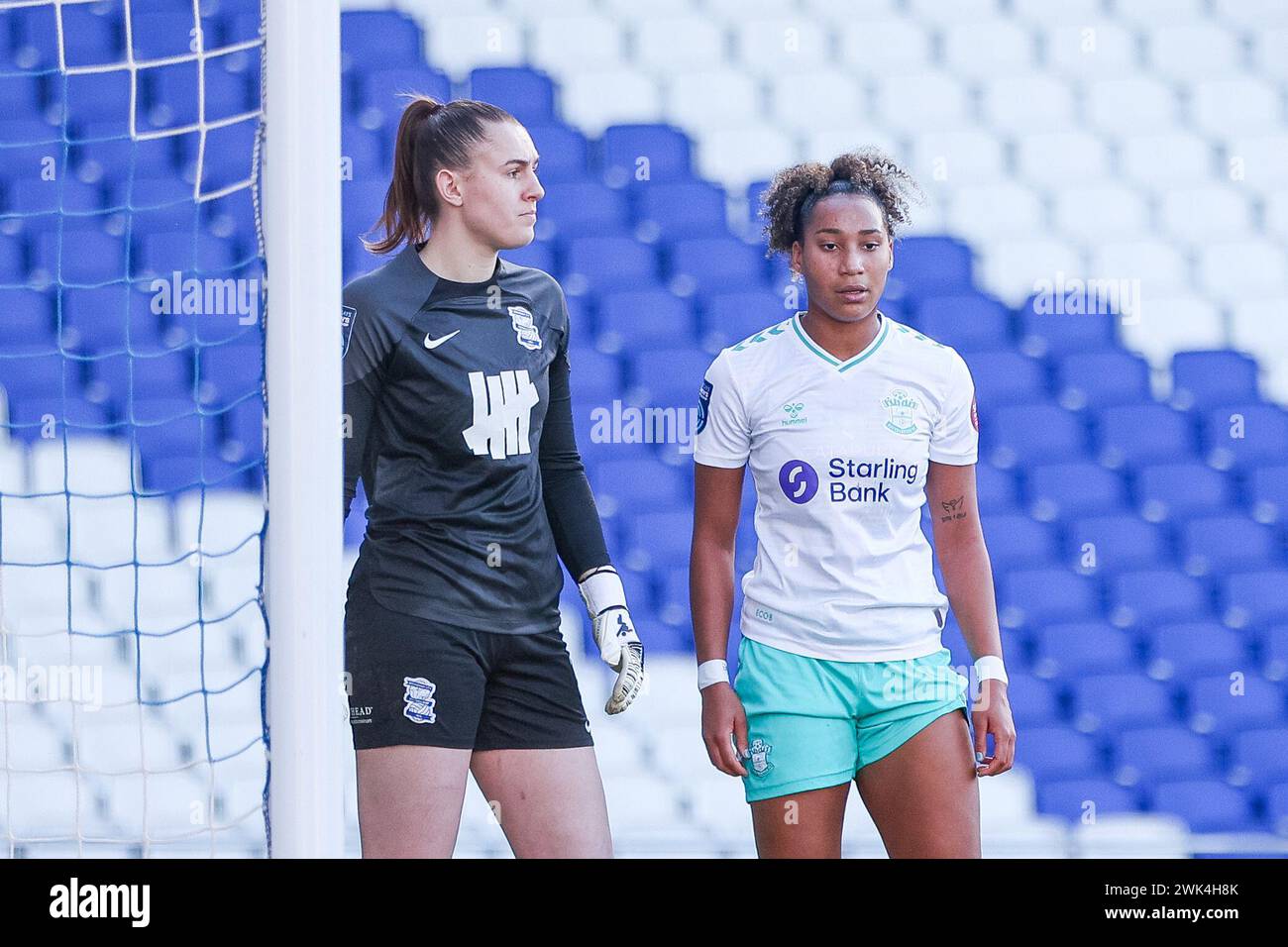 Birmingham, Royaume-Uni. 18 février 2024. La gardienne de Birmingham City, Lucy Thomas et Lexi Lloyd-Smith de Southampton attendent le ballon de la pièce fixe lors du match de championnat féminin entre Birmingham City Women et Southampton Women à St Andrews, Birmingham, Angleterre le 18 février 2024. Photo de Stuart Leggett. Utilisation éditoriale uniquement, licence requise pour une utilisation commerciale. Aucune utilisation dans les Paris, les jeux ou les publications d'un club/ligue/joueur. Crédit : UK Sports pics Ltd/Alamy Live News Banque D'Images