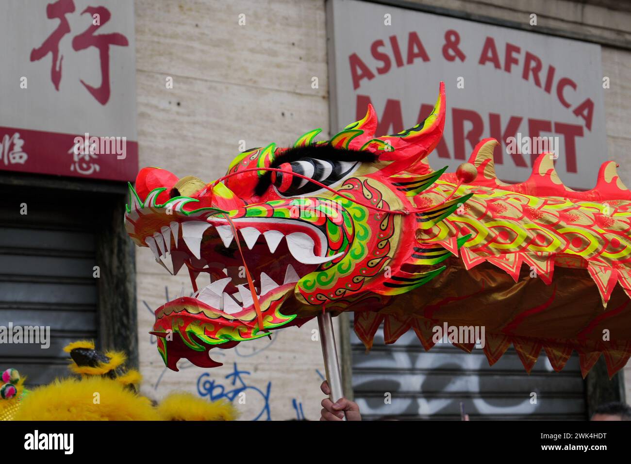 Turin, Italie - 18 février 2024 : danse du dragon pendant la parade du nouvel an chinois dans les rues du centre-ville Banque D'Images