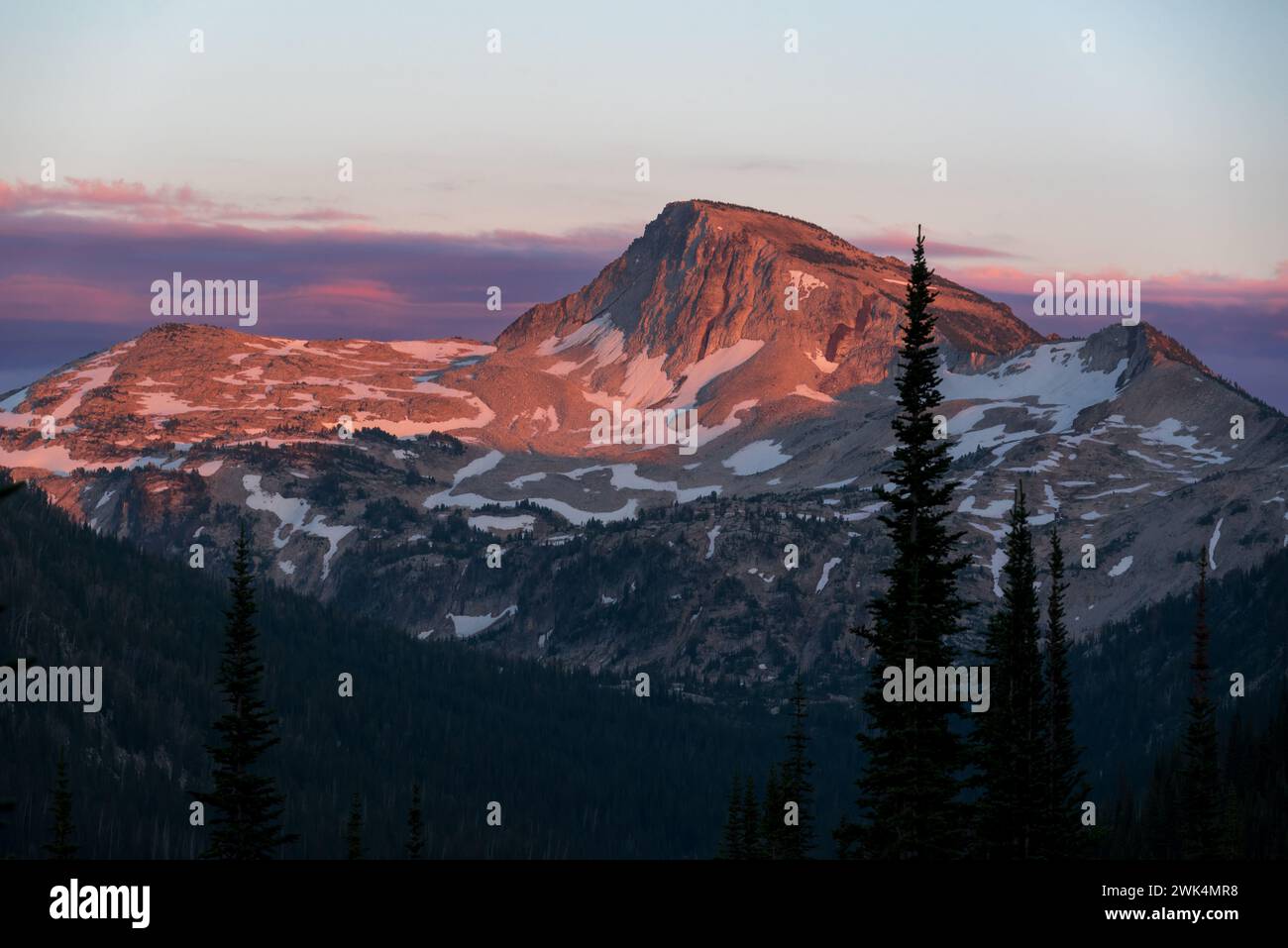 Alpenglow on Eagle Cap Peak, Eagle Cap Wilderness, Oregon. Banque D'Images