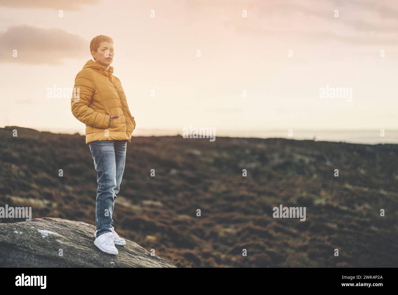 femme randonnée en montagne pour prendre des chronelaps de temps du lever du soleil, de l'exercice et de la forme physique pour le bien-être, un mode de vie sain et le sourire. gentleman senior mature assis Banque D'Images