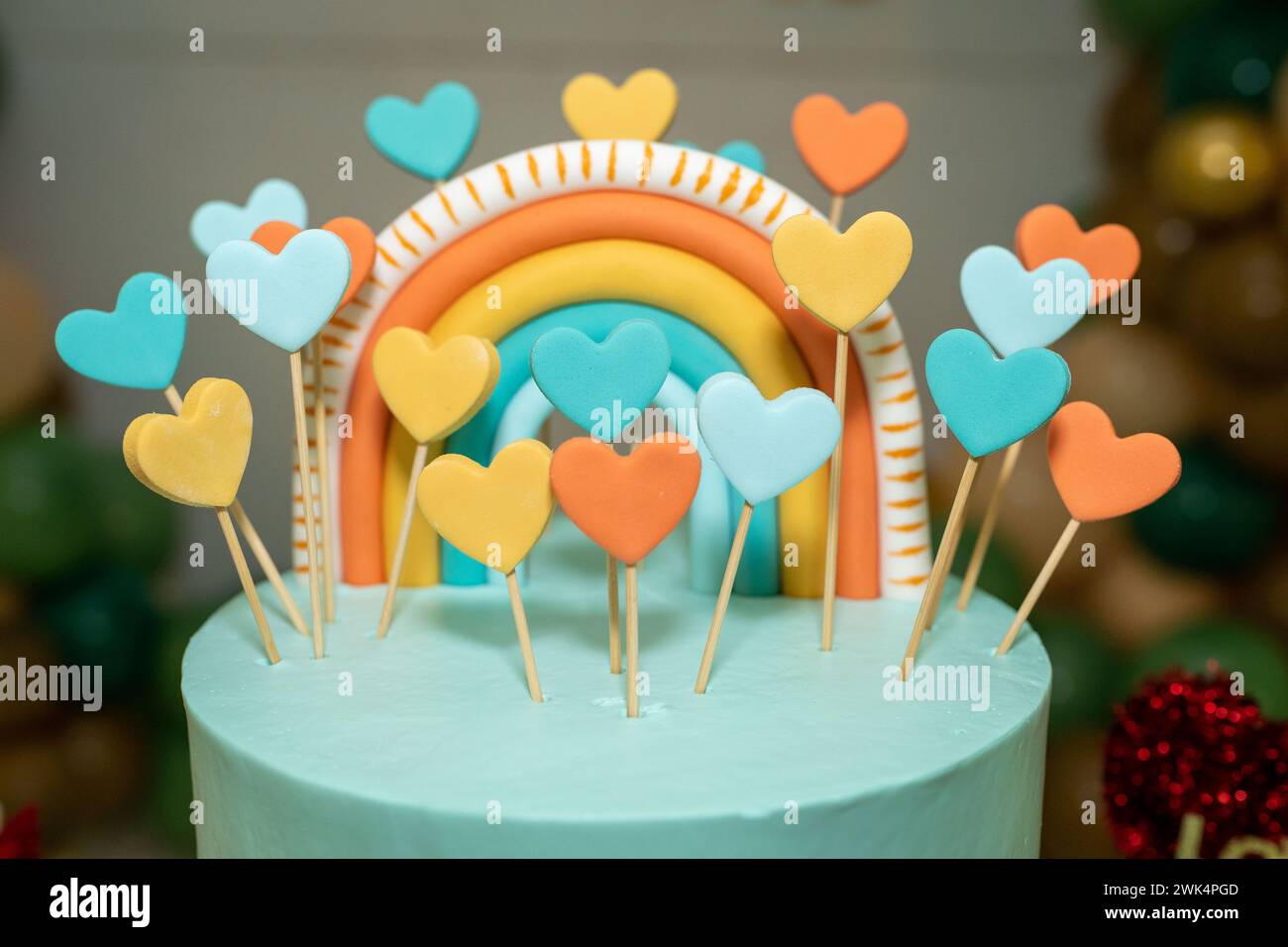 Des cœurs arc-en-ciel. Une célébration festive de gâteau d'anniversaire. En couleurs vives. Banque D'Images