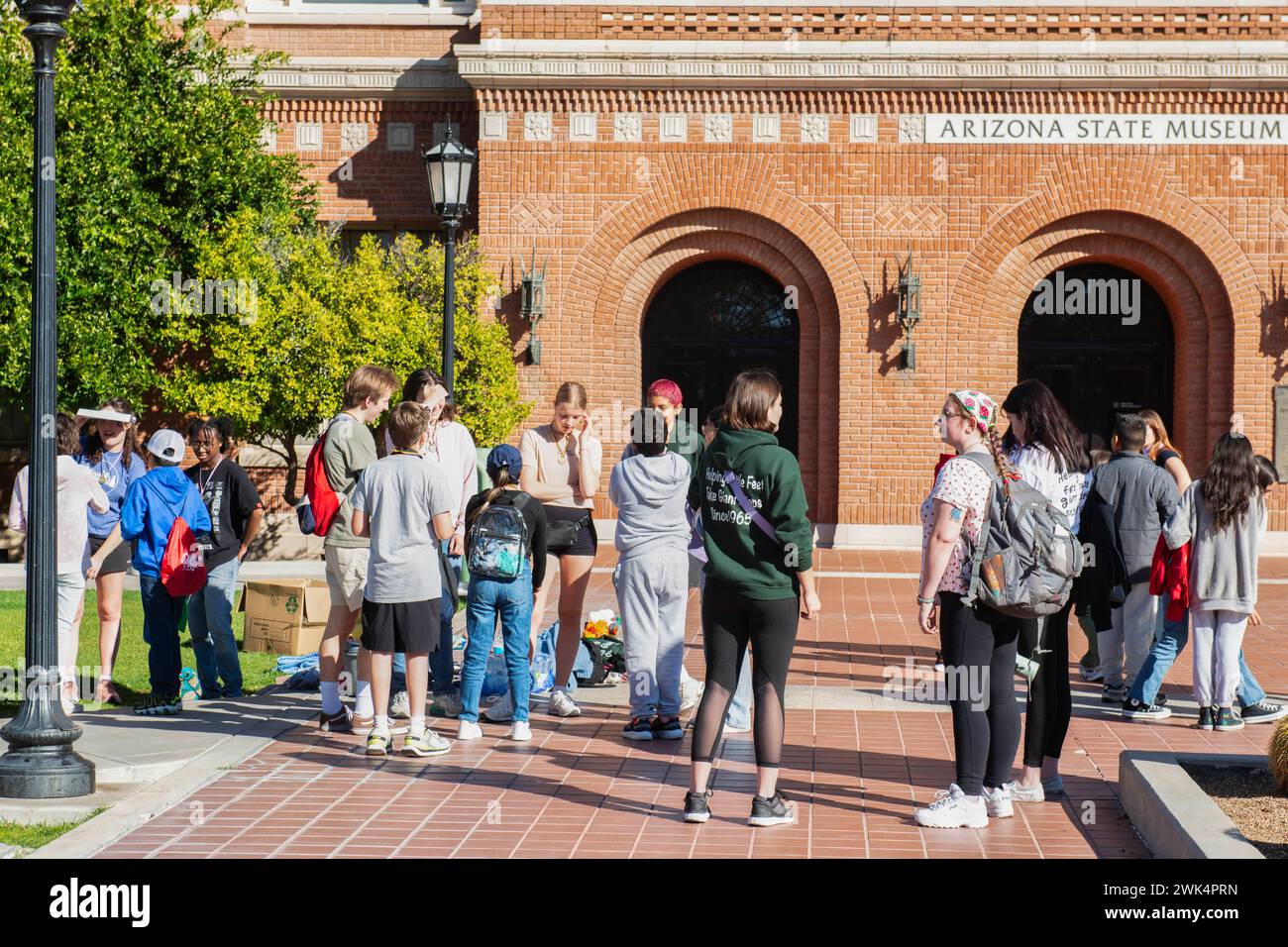 Jeunes devant le musée de l'État de l'Arizona sur le campus universitaire de Tucson AZ Banque D'Images
