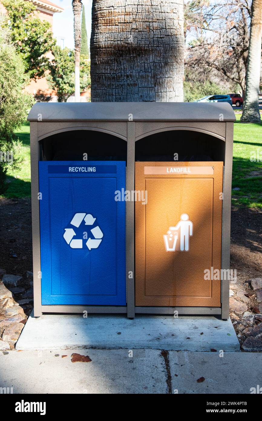 Corbeilles de recyclage colorées sur le campus de l'Université de l'Arizona à Tucson, Arizona Banque D'Images