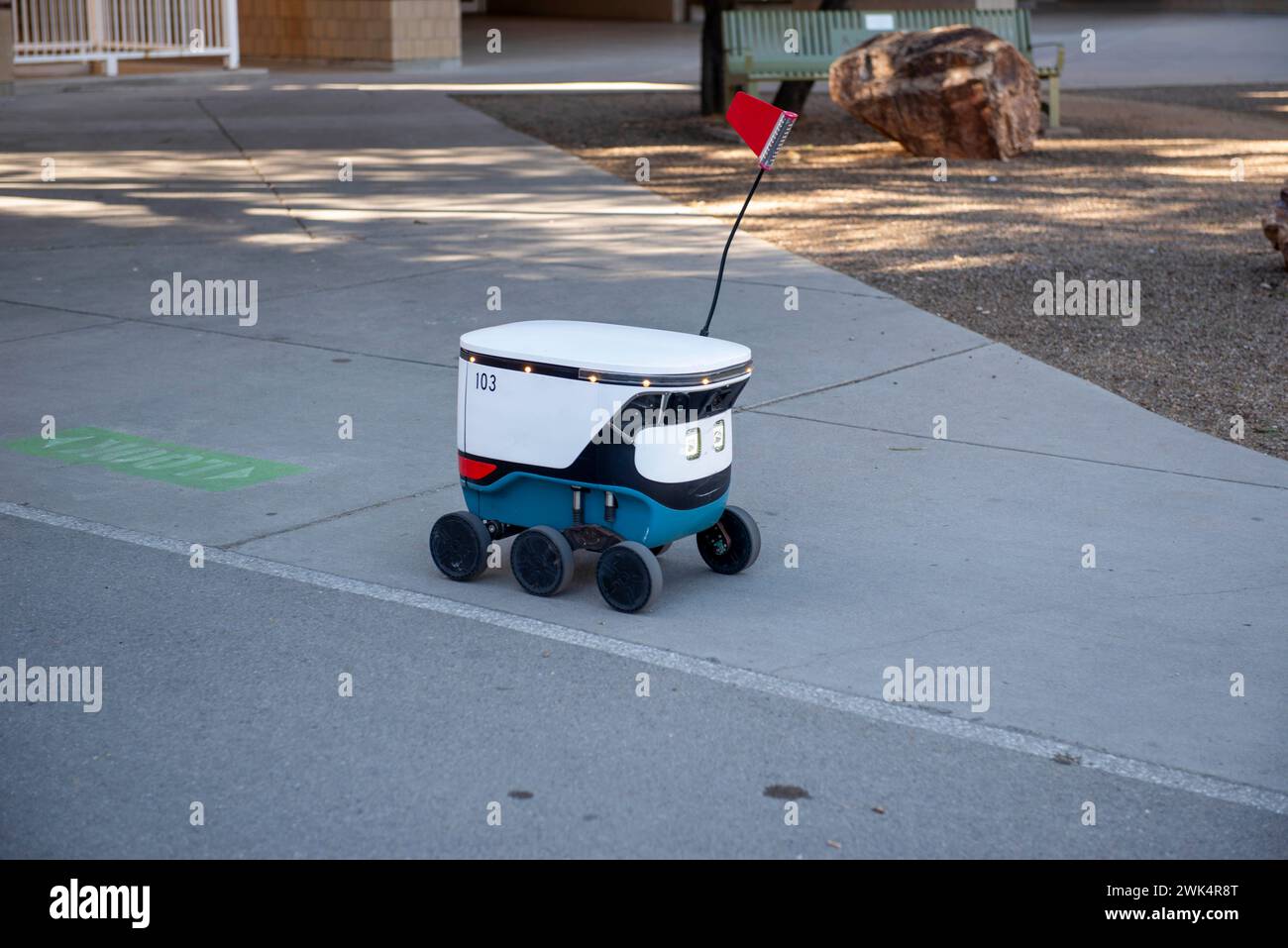 Robot de livraison sur le campus de l'Université de l'Arizona à Tucson, se dirigeant vers le destinataire sans aide. Banque D'Images