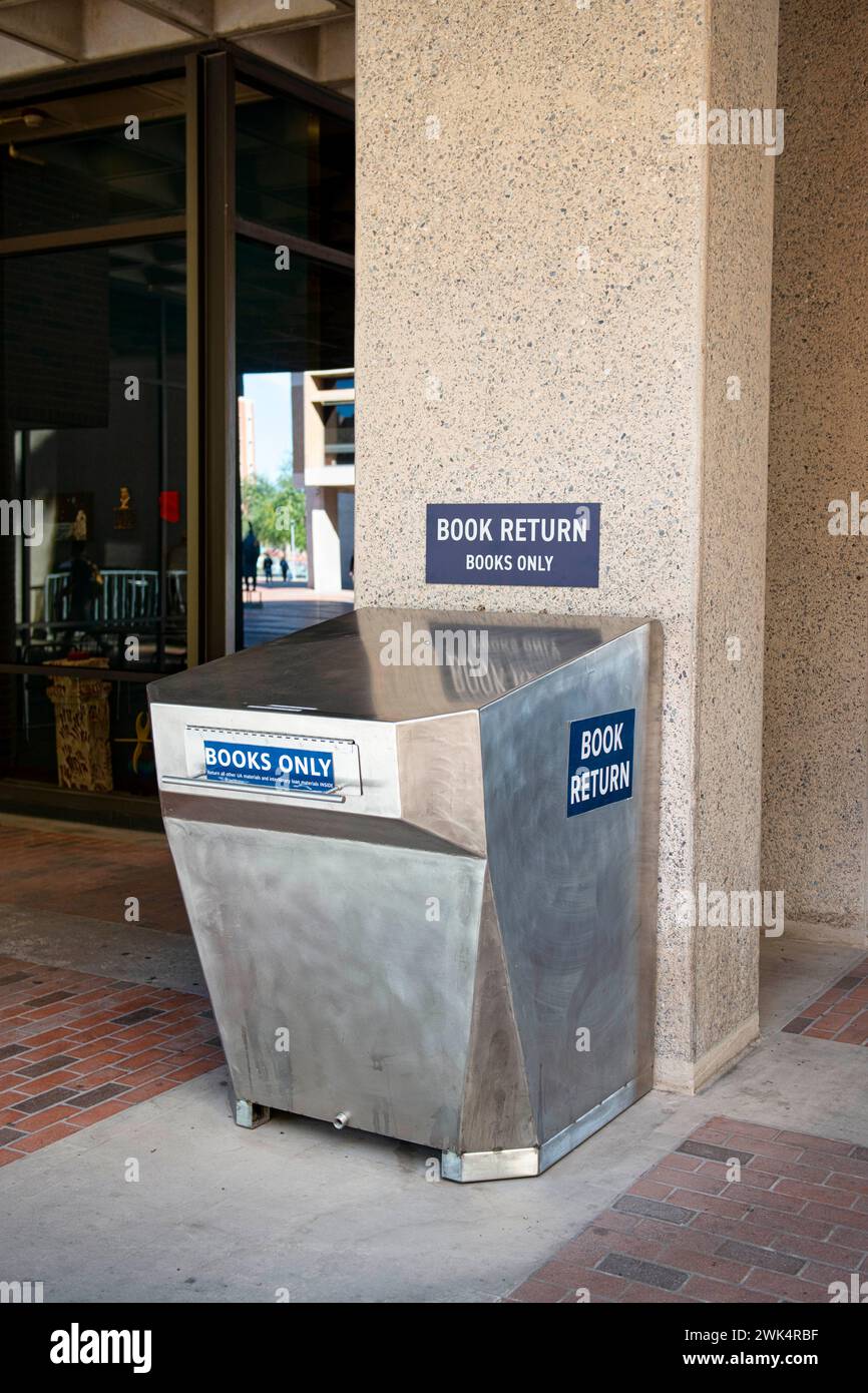 Réservez une benne à ordures à l'extérieur de la bibliothèque principale sur le campus de l'Université de l'Arizona, Tucson Banque D'Images