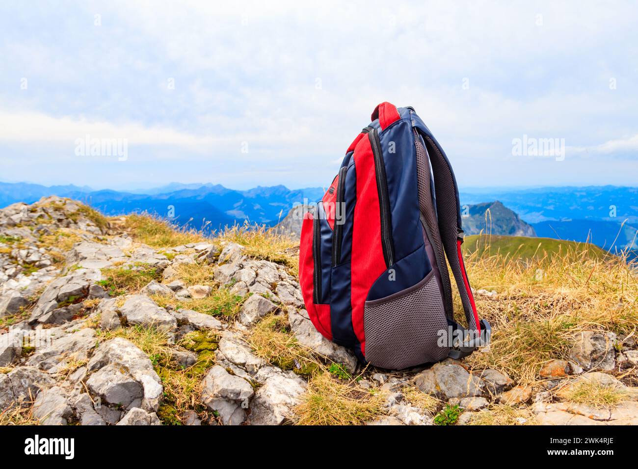 Sac à dos touristique sur fond de montagnes dans les Alpes suisses. Concept de voyage en extérieur Banque D'Images