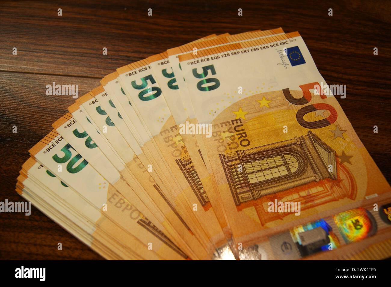Pile de billets de cinquante euros sur fond sombre. Banque D'Images
