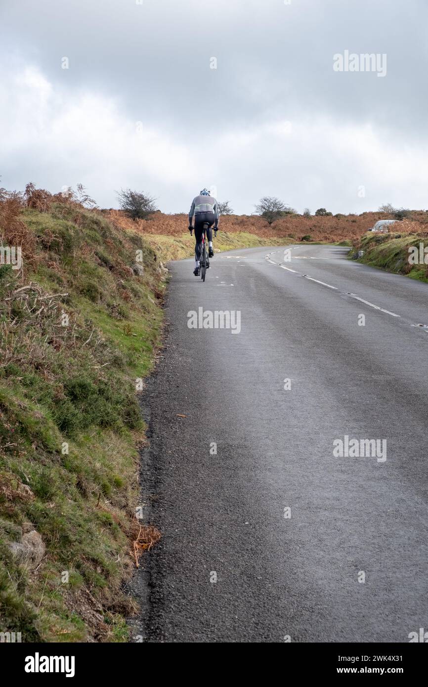 Angleterre, Royaume-Uni - 28 octobre 2018 : le cyclisme sur route est un sport populaire dans le parc national de Dartmoor, en Angleterre Banque D'Images