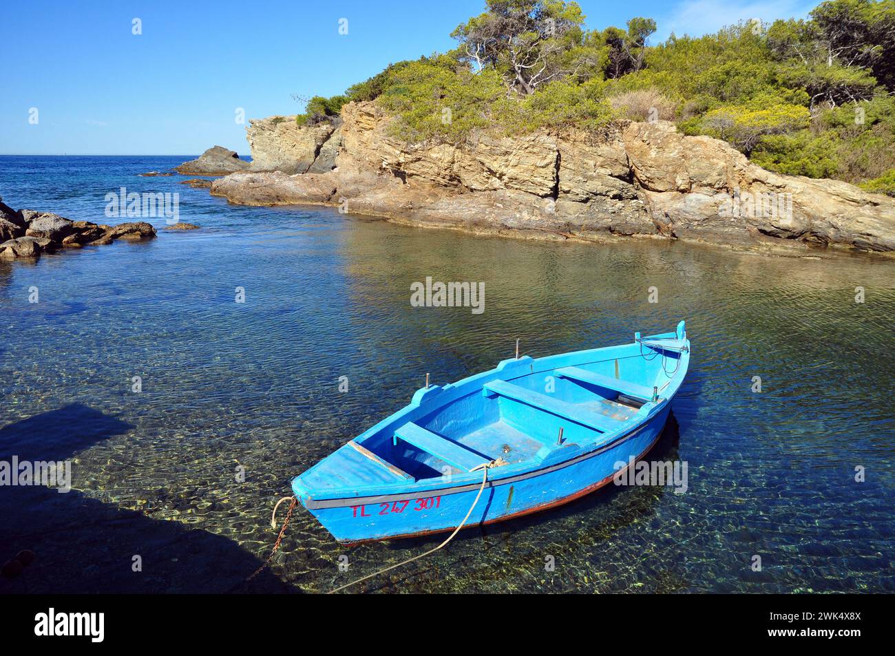 Petit bateau dans le passage des îles Gaou et les Embiez au Brusc dans le Var. Banque D'Images