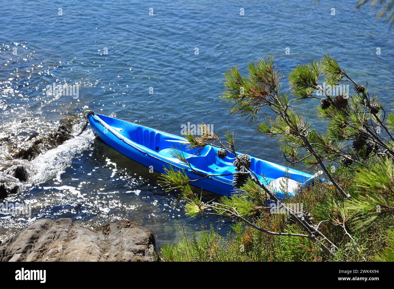 Le canoë bleu sur la presqu'île de Giens Hyères Var. Banque D'Images