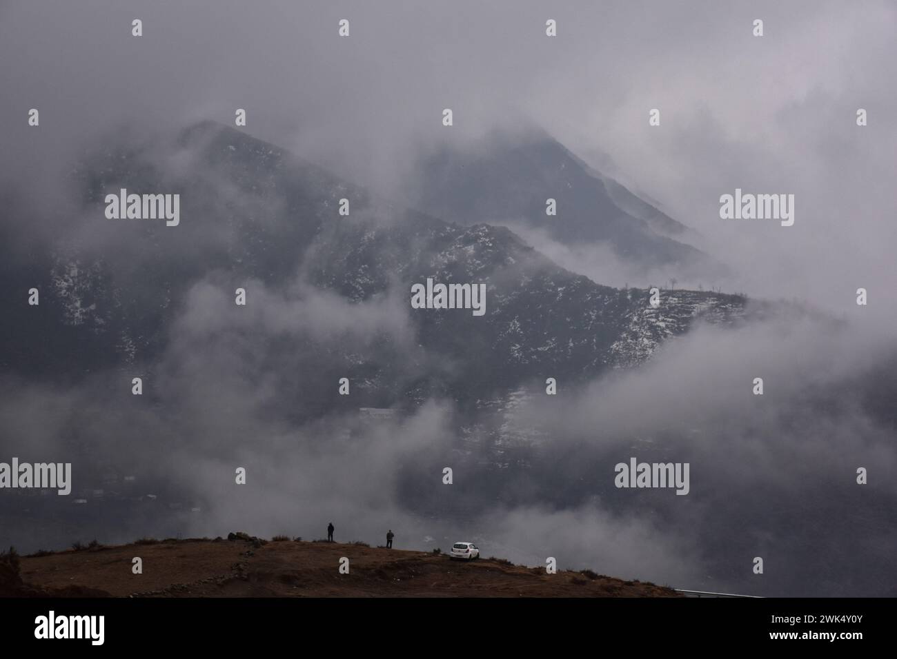 Les résidents marchent le long de la colline pendant la pluie à la périphérie de Srinagar, la capitale estivale du Jammu-et-Cachemire. Des chutes de neige fraîches ont été signalées dans les parties supérieures du Cachemire, tandis que les plaines ont connu des pluies, entraînant une baisse significative des températures. Le bureau météorologique a prévu des chutes de neige modérées à fortes ou des précipitations dans la vallée du Cachemire pour les trois prochains jours. Banque D'Images
