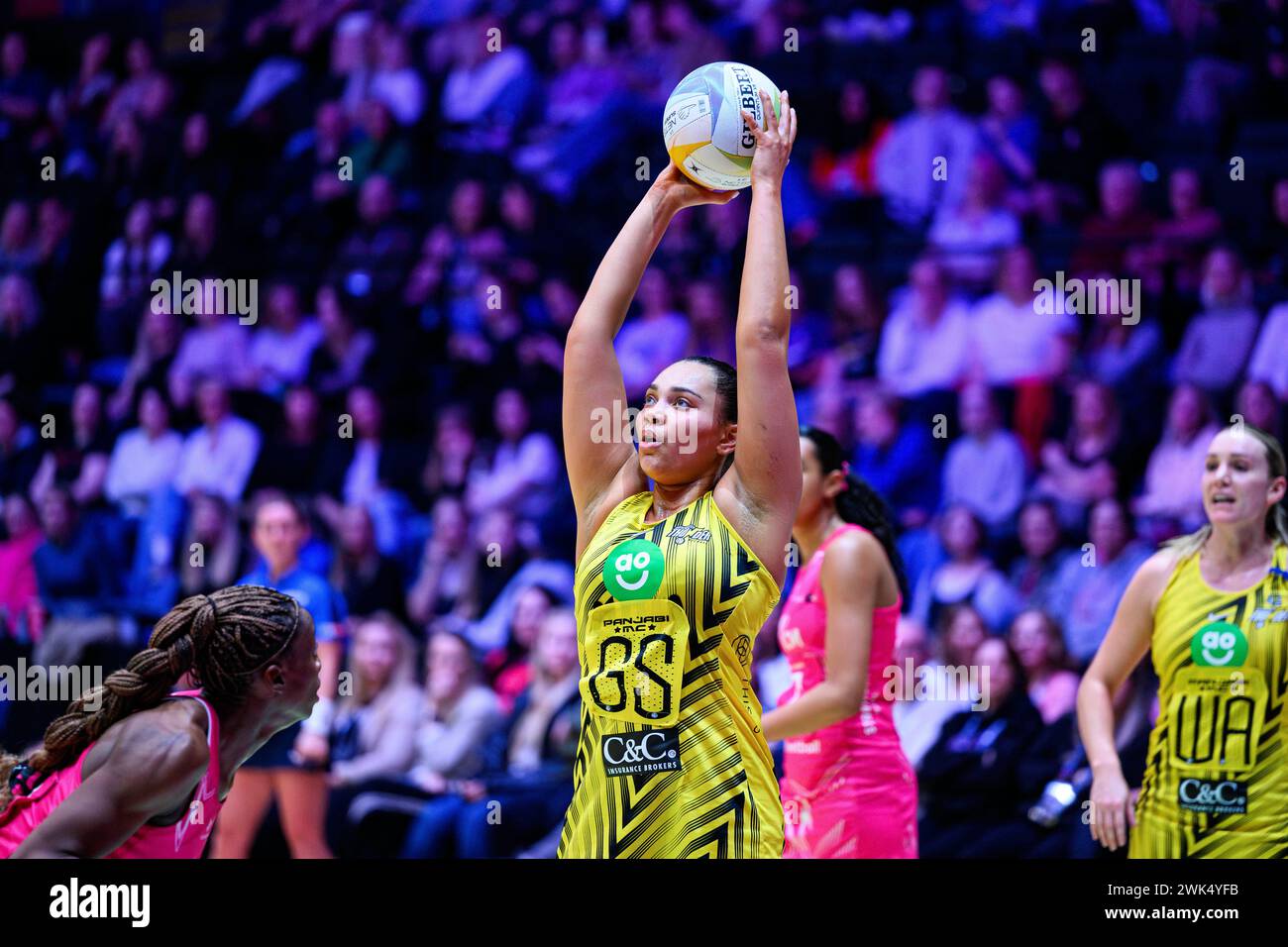 NOTTINGHAM, ROYAUME-UNI. 17 février 24. Paige Reed (au centre) en action lors du match d'aujourd'hui entre London Pulse et Manchester Thunder lors de l'ouverture de la saison Netball Super League 2024 au Motorpoint Arena le samedi 17 février 2024, NOTTINGHAM, ANGLETERRE. Crédit : Taka G Wu/Alamy Live News Banque D'Images