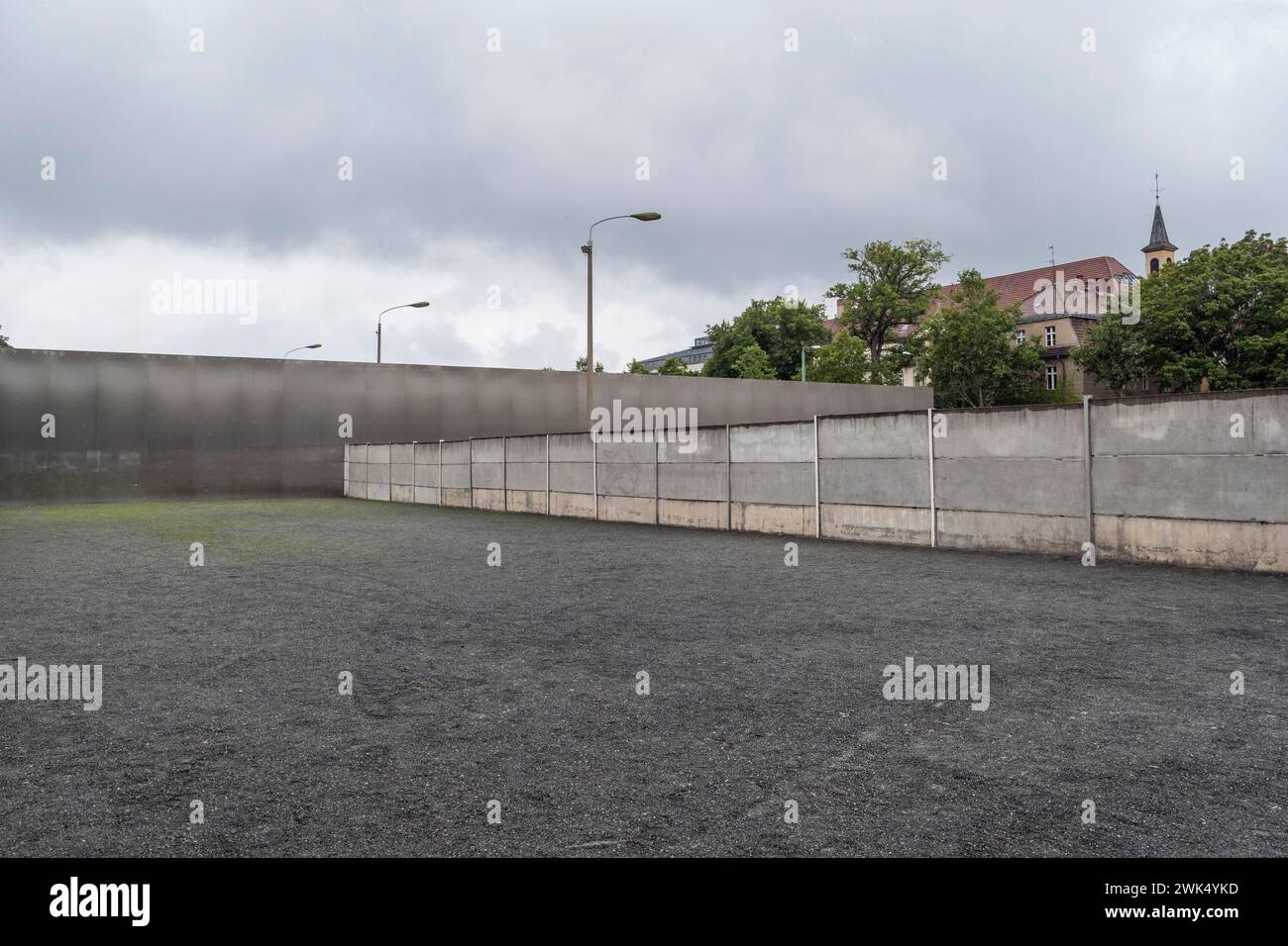 La section no-man-Land du mur de Berlin à Bernauer Strasse en face du Centre de documentation, Berlin, Allemagne. Banque D'Images
