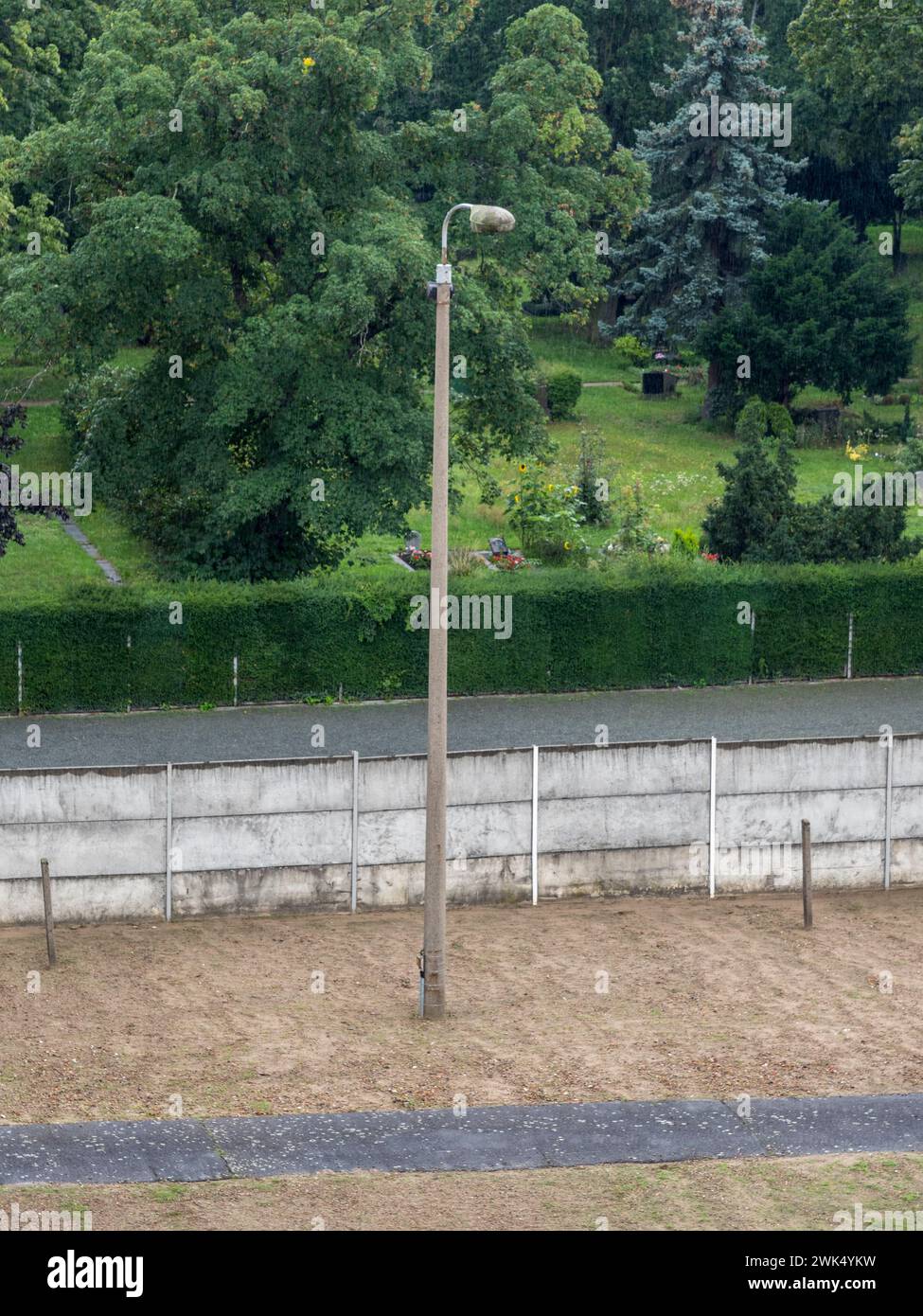 Vue vers le bas d'un phare d'origine dans le no-man-Land sur la section préservée Bernauer Strasse du mur de Berlin, Berlin, Allemagne. Banque D'Images