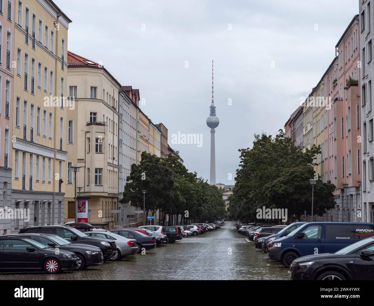 Vue de la Fernsehturm Berlin en descendant la Strelitzer Strasse depuis la Bernauer Strasse, Berlin, Allemagne. Banque D'Images