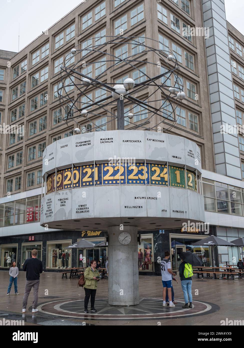 La Weltzeituhr Berlin (horloge mondiale) ou Urania World Clock sur Alexanderplatz à Mitte, Berlin. Banque D'Images