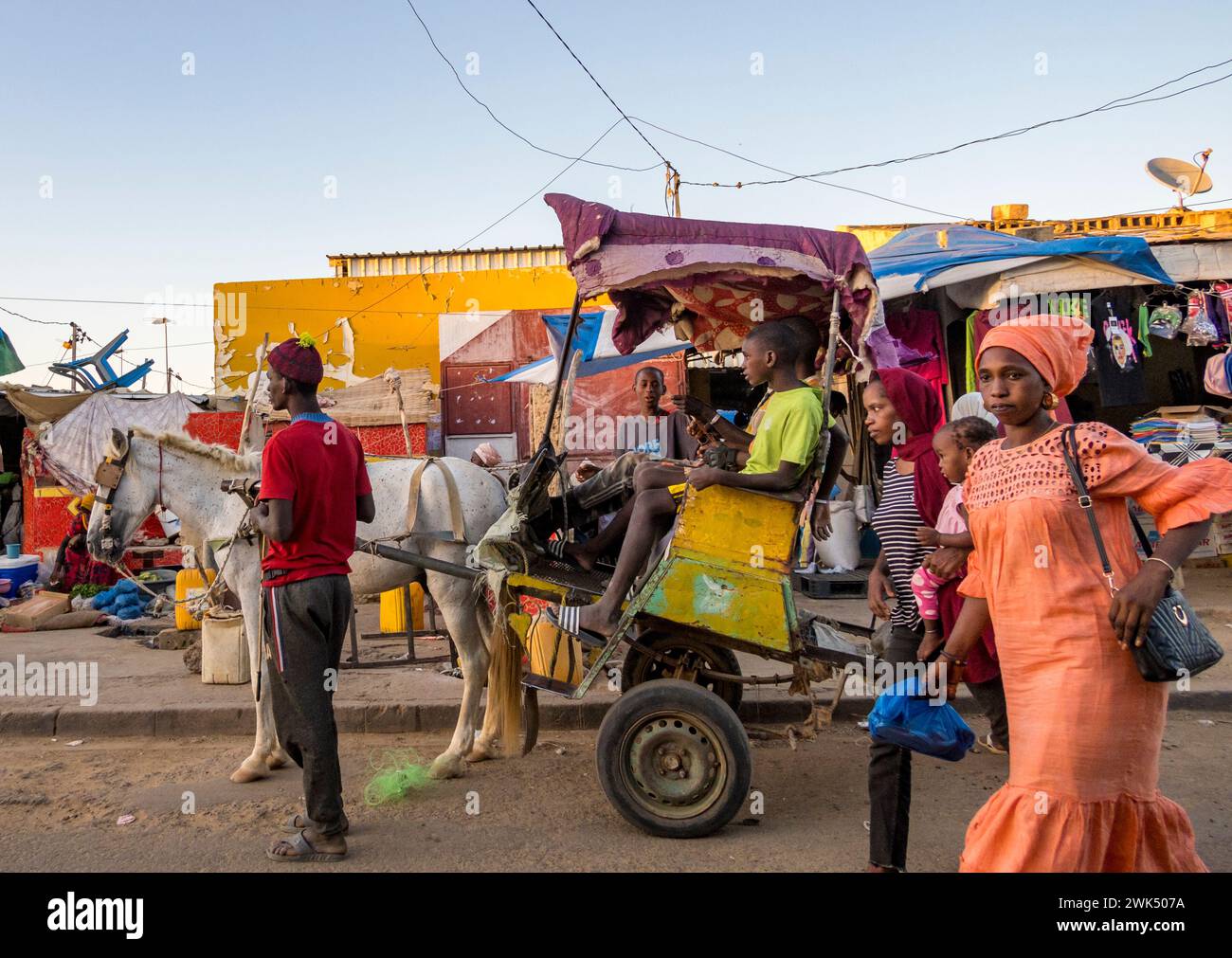 Afrique, Sénégal. Rue près du marché à Podor sur le fleuve Sénégal. Région du Sahel. Banque D'Images