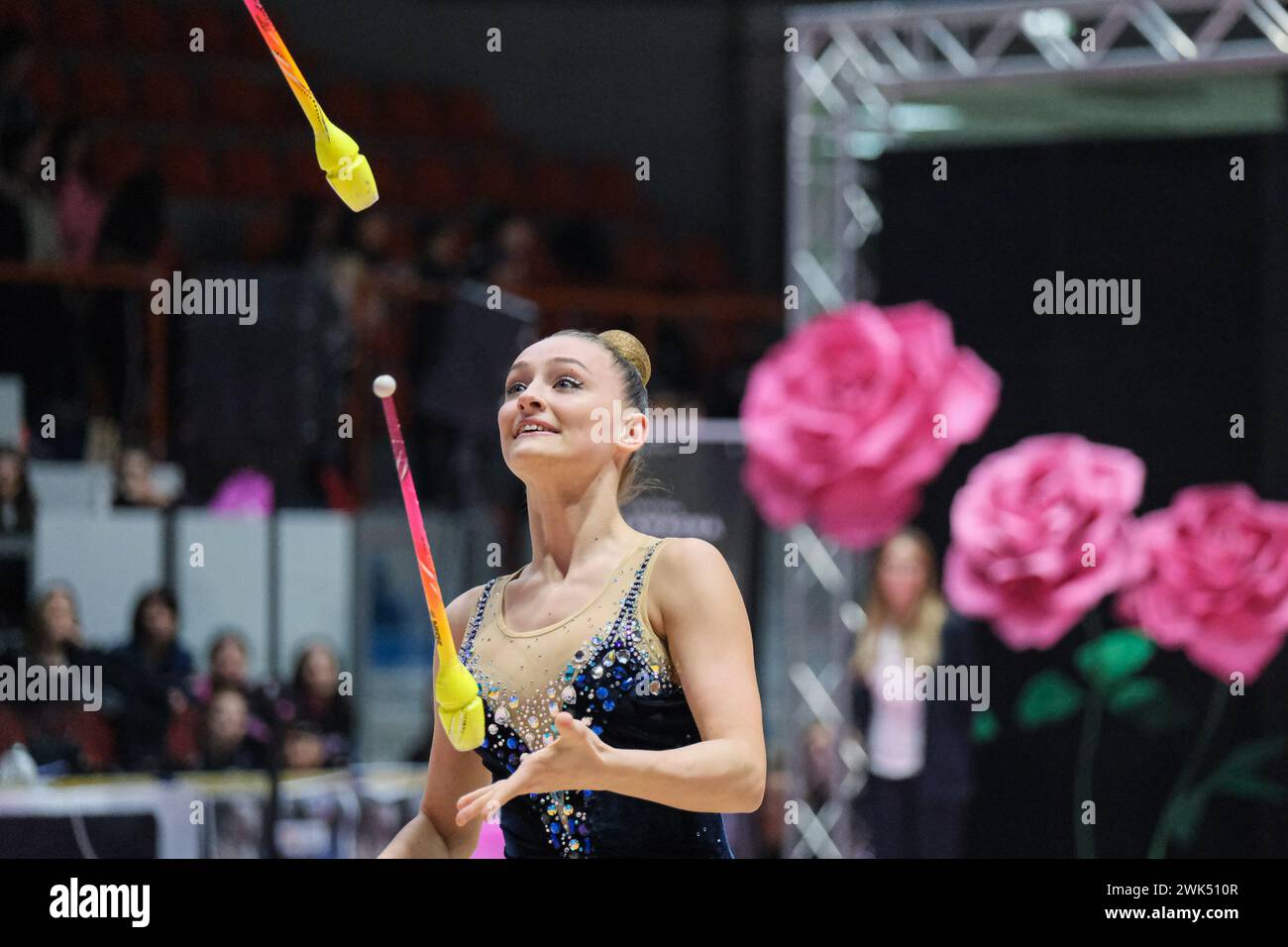 Chieti, Italie. 17 février 2024. Tara Dragas de l'équipe Udinese concourt avec les clubs lors de la 1ère manche du Championnat Italien de gymnastique rythmique série A1 au gymnase '”Palatricalle”. Crédit : SOPA images Limited/Alamy Live News Banque D'Images