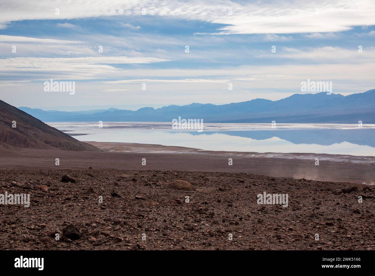 Le lac Manly n'apparaît pas souvent dans le bassin de Badwater dans le parc national de la Vallée de la mort, et est maintenant une destination touristique populaire. Banque D'Images