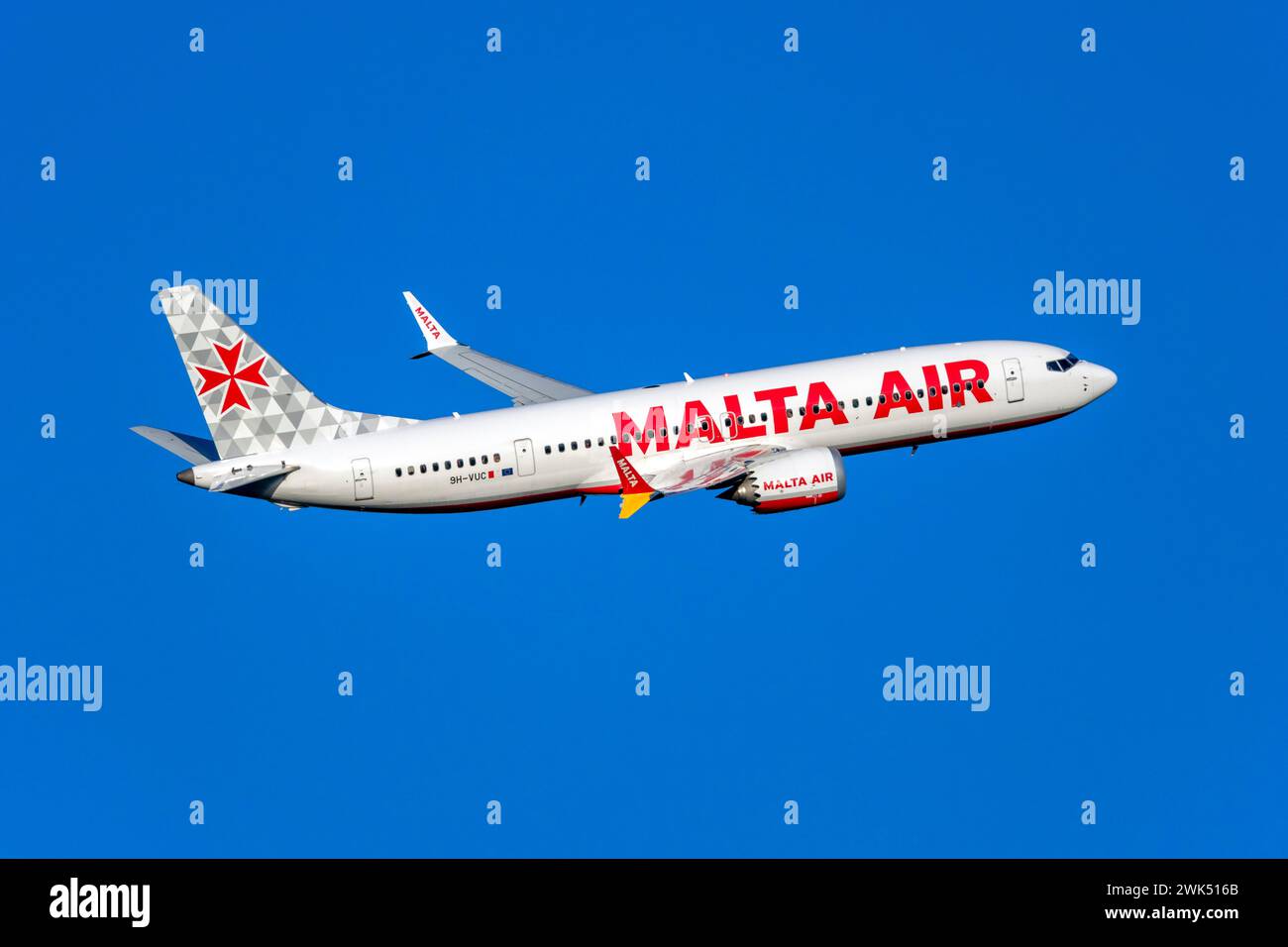Malta Air Boeing 737-8 MAX 200 (REG : 9H-VUC) au départ du vol FR8315 à destination de Bournemouth (BOH) au Royaume-Uni. Banque D'Images