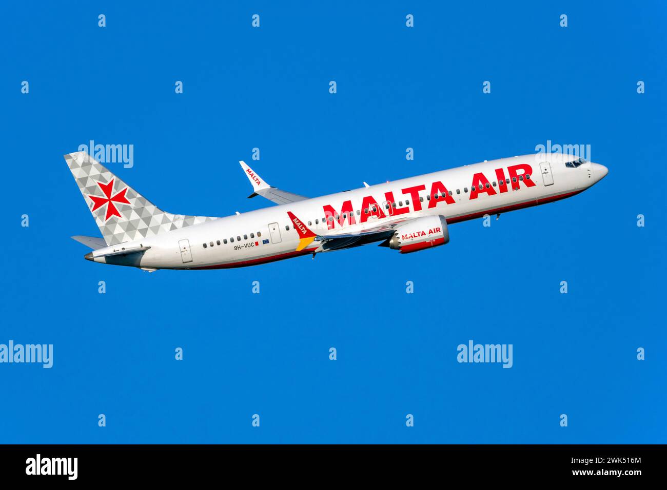 Malta Air Boeing 737-8 MAX 200 (REG : 9H-VUC) au départ du vol FR8315 à destination de Bournemouth (BOH) au Royaume-Uni. Banque D'Images