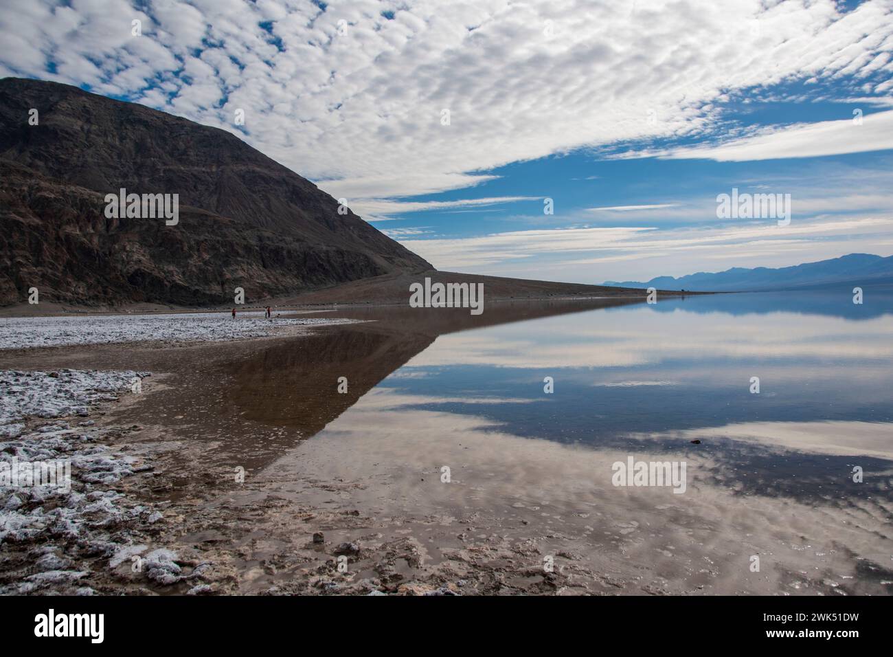 Le lac Manly n'apparaît pas souvent dans le bassin de Badwater dans le parc national de la Vallée de la mort, et est maintenant une destination touristique populaire. Banque D'Images