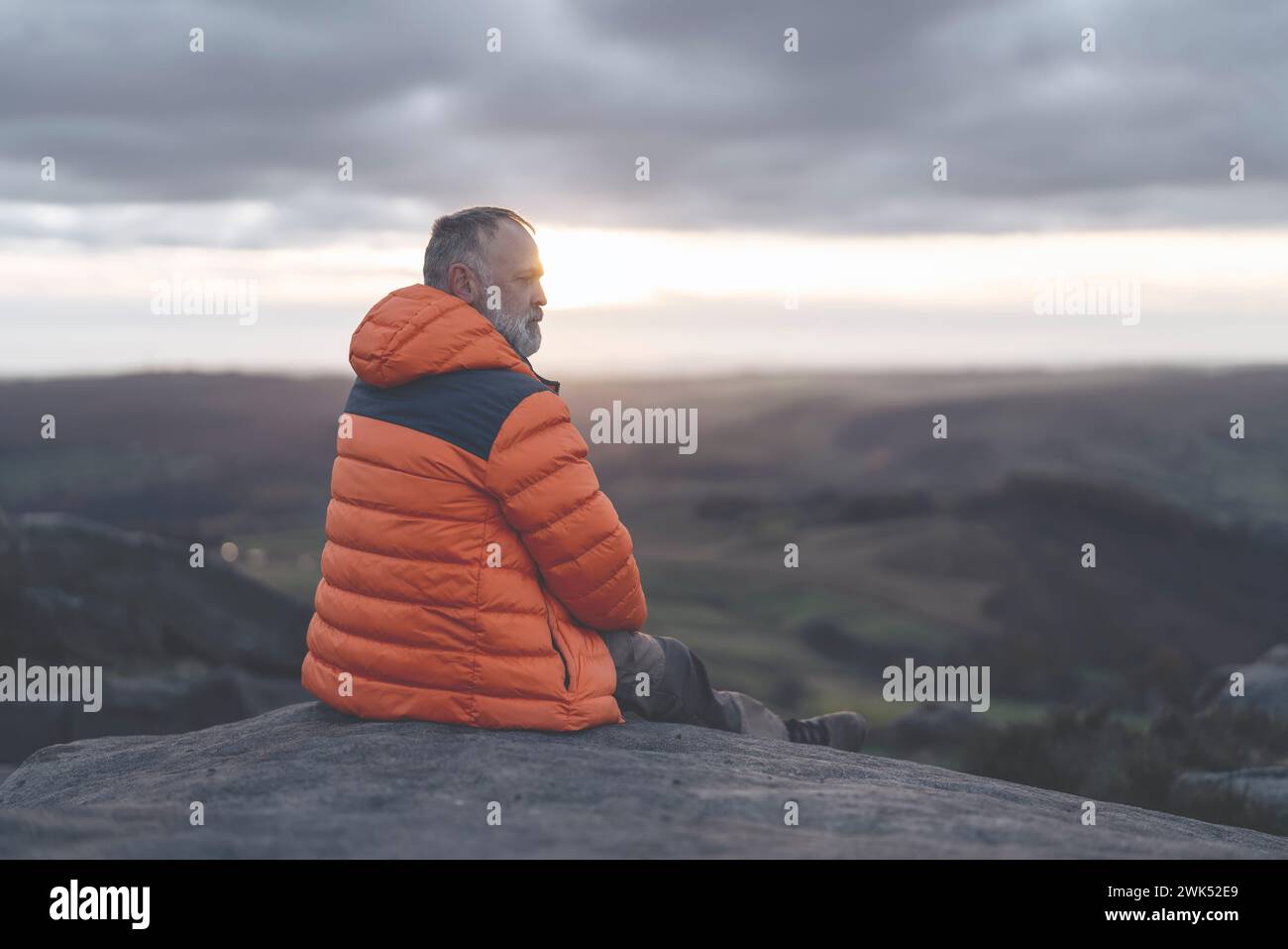 homme mûr randonnée en montagne pour prendre timelapse du lever du soleil, l'exercice et la remise en forme pour le bien-être, un mode de vie sain et le sourire. gentleman senior mature si Banque D'Images