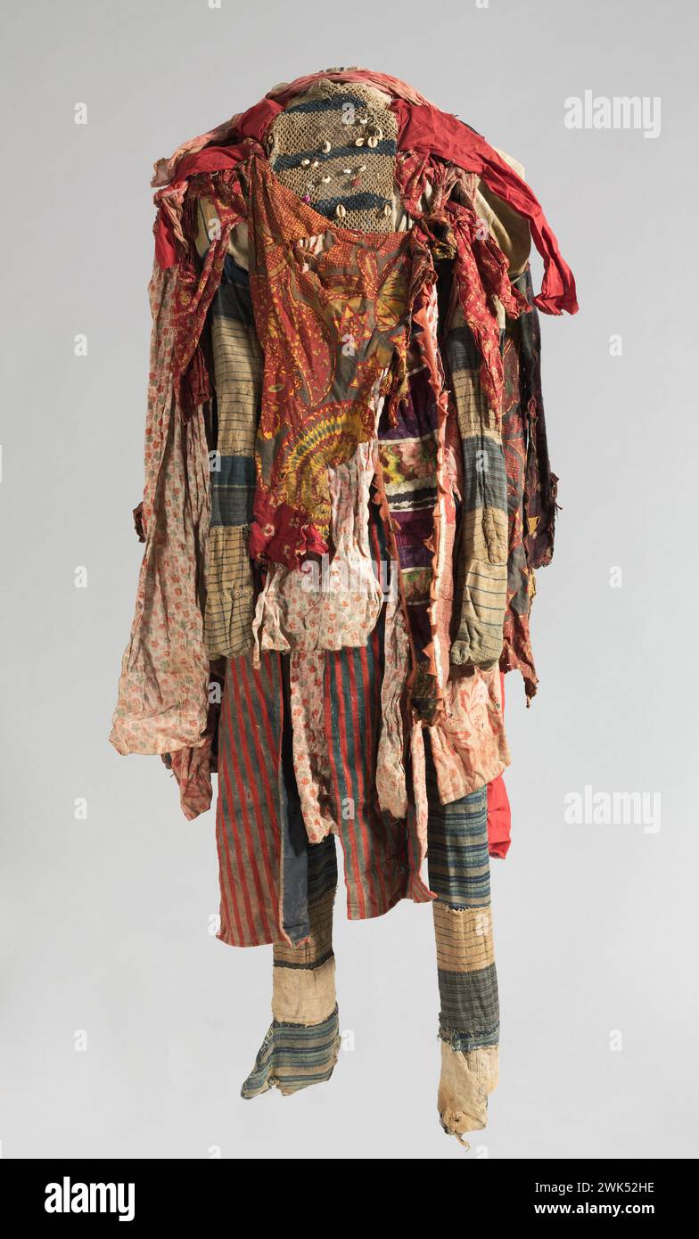 Costume de danse masquée Egúngún, Afrique, Afrique de l'Ouest, Nigeria, fabricant de style Yorùbá années 1900 Total : 167,6 x 66 x 40,6 cm (66 x 26 x 16 po) Banque D'Images