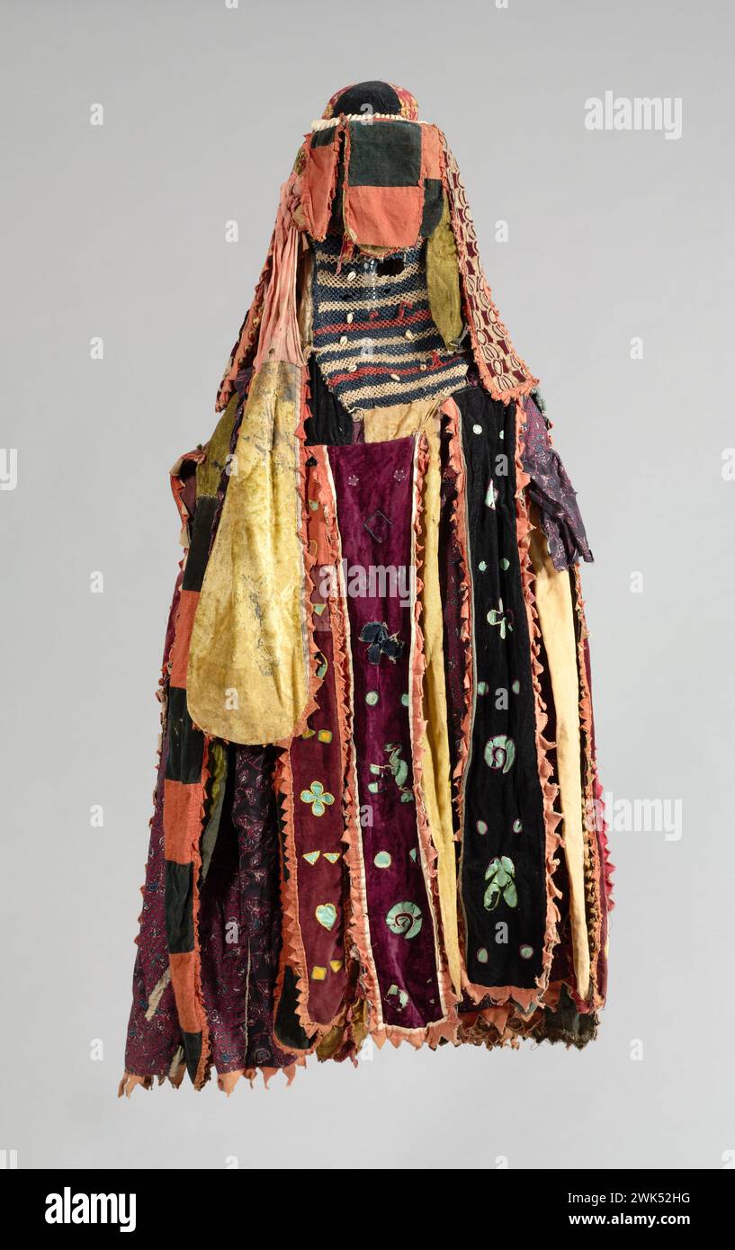 Costume de danse masquée Egúngún, Afrique, Afrique de l'Ouest, Nigeria, fabricant de style Yorùbá années 1900 Total : 152,4 x 58,4 x 40,6 cm (60 x 23 x 16 po) Banque D'Images
