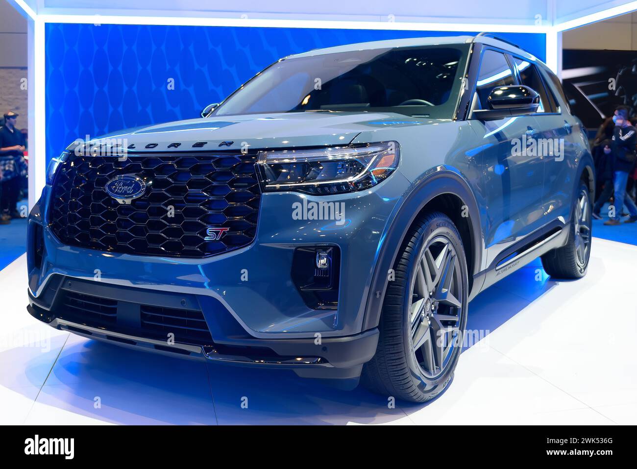 Une exposition d'une Ford Explorer bleue. Banque D'Images