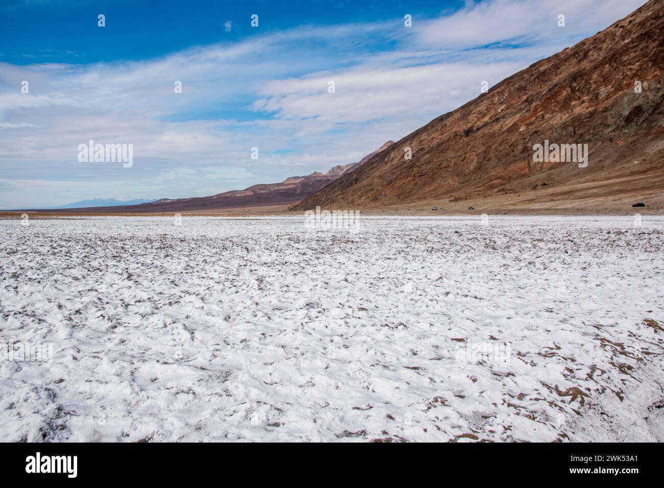 Le lac Manly n'apparaît pas souvent dans le bassin de Badwater dans le parc national de la Vallée de la mort, et est maintenant une destination touristique populaire. Banque D'Images