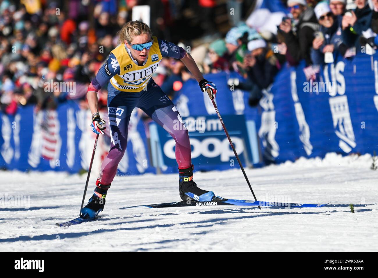 Minneapolis, Minnesota, États-Unis, 18 février 2024 : L'américaine Jessie Diggins en route pour terminer troisième de la coupe du monde féminine de ski de fond de 10 km de la FIS au parc régional Theodore Wirth à Minneapolis, Minnesota, États-Unis. Crédit : John Lazenby/Alamy Live News Banque D'Images