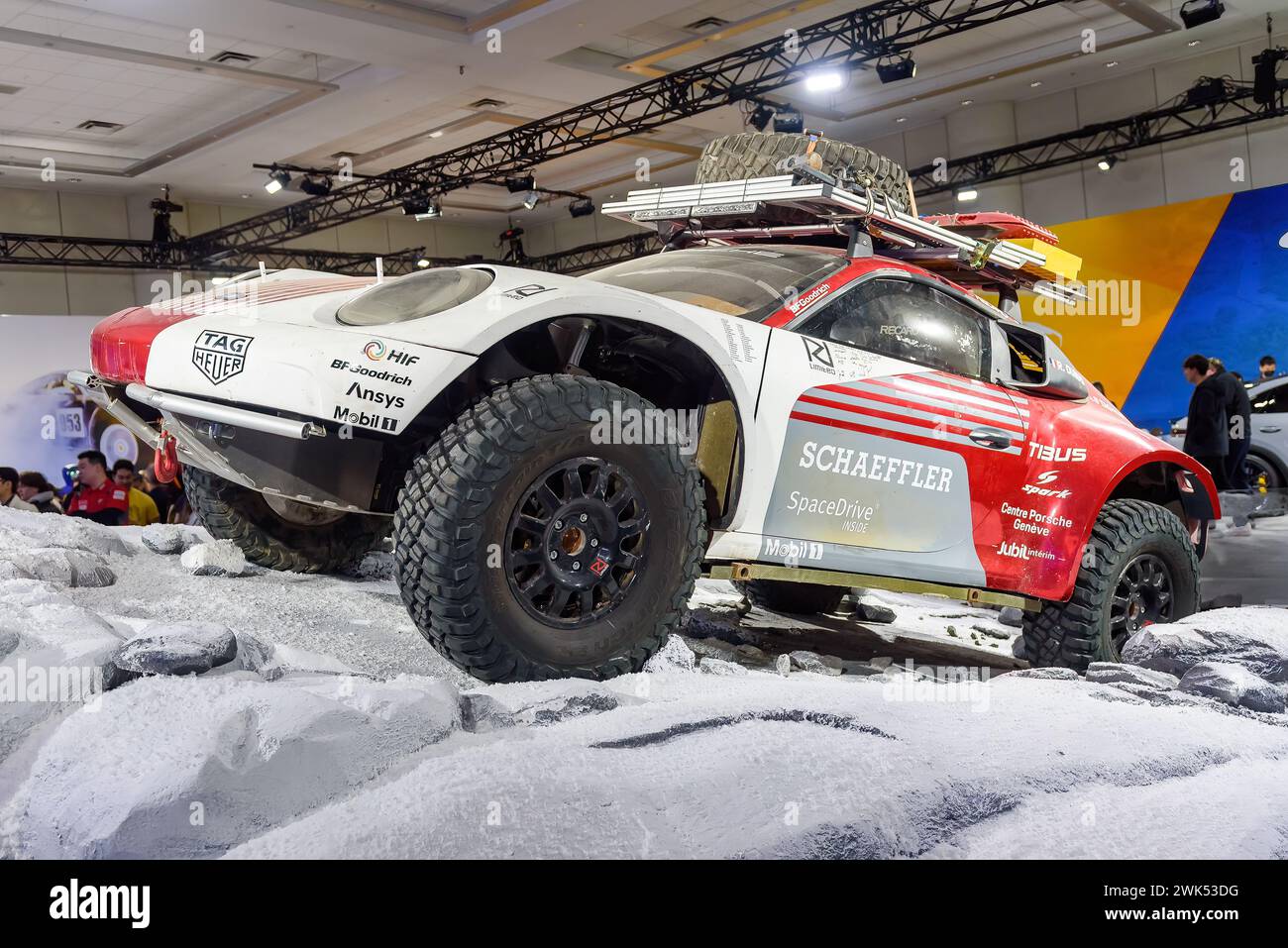Un véhicule Porsche ou une voiture avec des mots divers sur le corps tels que Schaeffler Spacedrive, tagheuer, R. dumas, et efuels. Banque D'Images