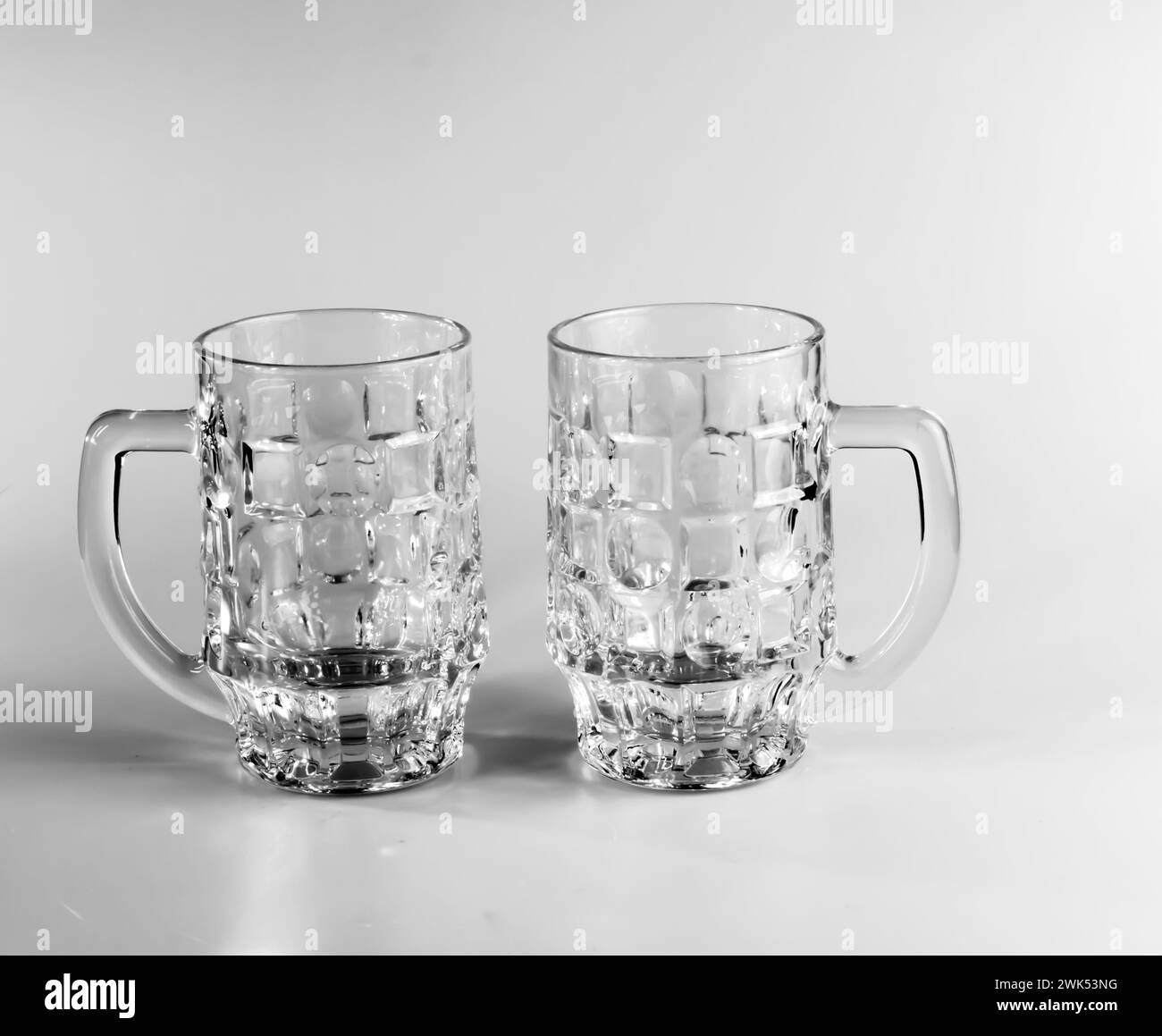 Deux verres à bière vides sur un fond blanc. Tasses à bière en cristal. Banque D'Images