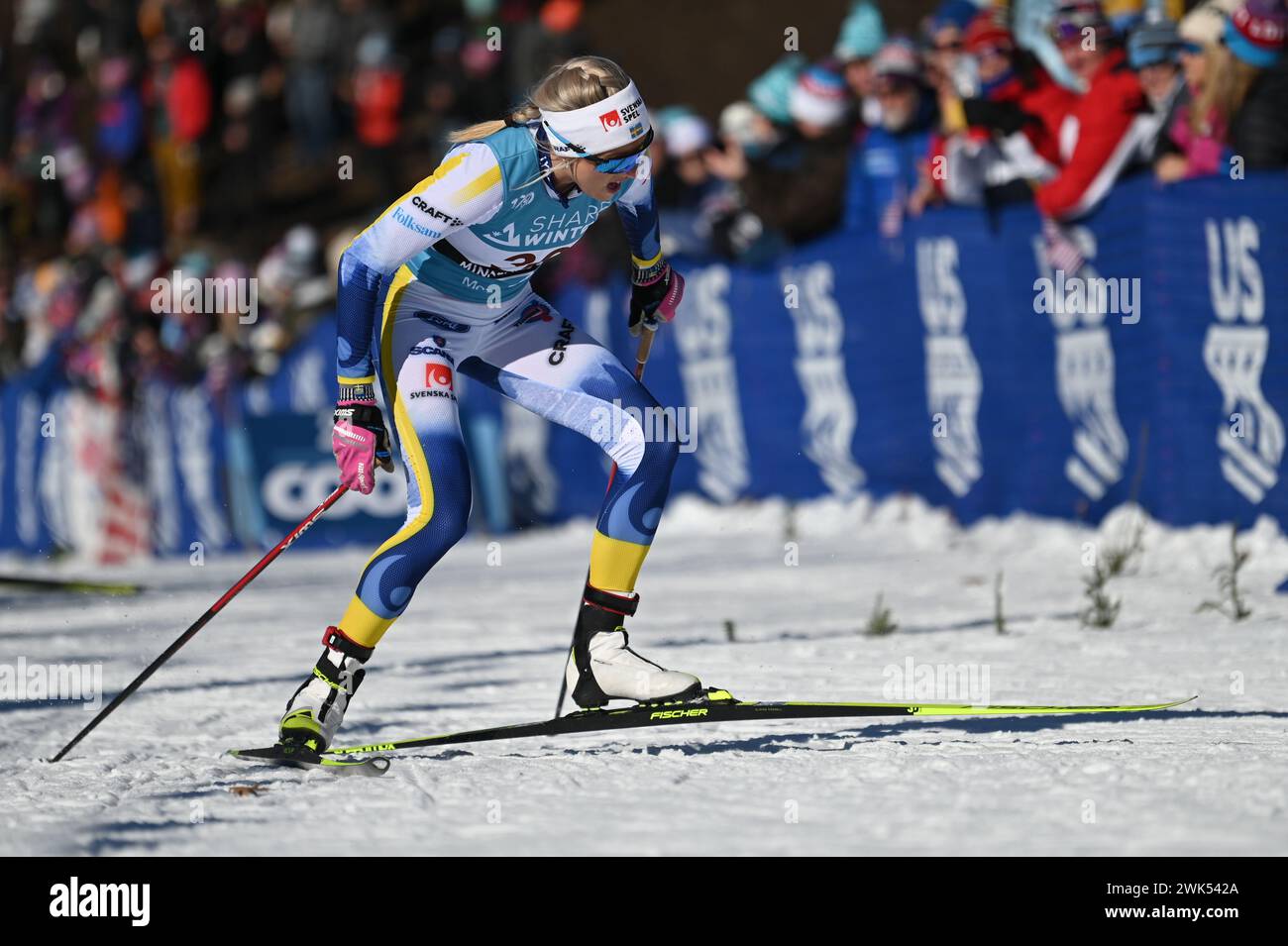 Minneapolis, Minnesota, États-Unis, 18 février 2024 : Frida Karlsson, de Suède, est en route pour terminer deuxième de la coupe du monde féminine de ski de fond de 10 km FIS (Coupe Loppet) au parc régional Theodore Wirth à Minneapolis, Minnesota, États-Unis. Crédit : John Lazenby/Alamy Live News Banque D'Images