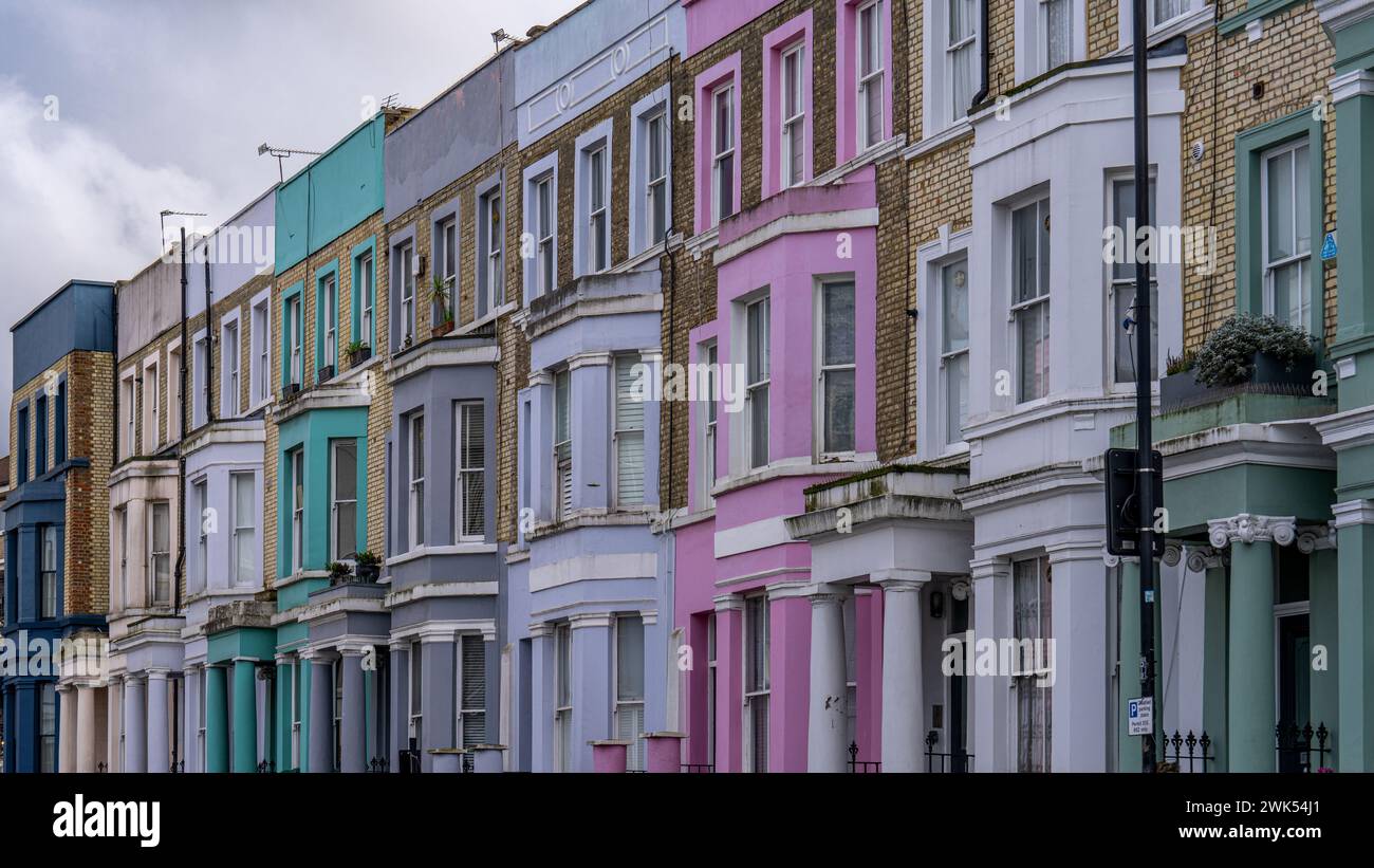Le Notting Hill peint en différentes couleurs et tailles Banque D'Images